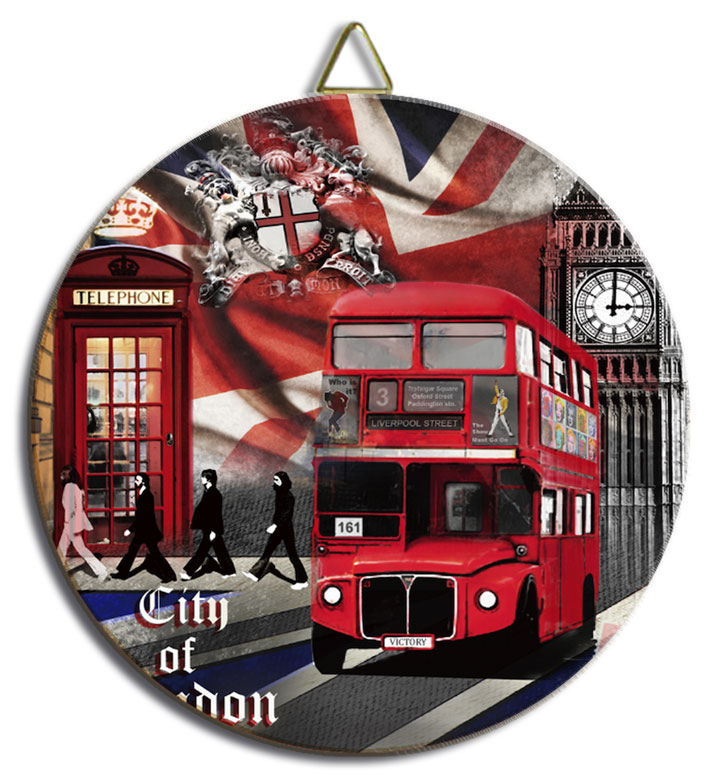 Подставка под горячее GiftnHome Лондонские фантазии, диаметр 20 смR20-London Подставка под горячее GiftnHome Лондонские фантазии, диаметр 20 смR20-LondonКруглая подставка под горячее GiftnHome Лондонские фантазии выполнена из высококачественной керамики. Изделие, украшенное красочным изображением достопримечательностей Лондона, идеально впишется в интерьер современной кухни. Специальное пробковое основание подставки защитит вашу мебель от царапин. Подставка имеет металлическую петельку, за которую ее можно повесить в любое удобное место. Изделие не боится высоких температур и легко чиститься от пятен и жира.Каждая хозяйка знает, что подставка под горячее - это незаменимый и очень полезный аксессуар на каждой кухне. Ваш стол будет не только украшен оригинальной подставкой с красивым рисунком, но и сбережен от воздействия высоких температур ваших кулинарных шедевров. Нельзя мыть в посудомоечной машине.Диаметр подставки: 20 см.Толщина подставки: 1 см.