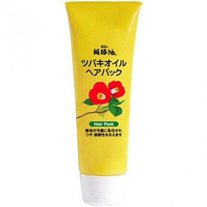 Kurobara Увлажняющий крем Tsubaki Oil Чистое масло камелии для восстановления поврежденных волос с маслом камелии 150 гр.972775 Kurobara Увлажняющий крем Tsubaki Oil Чистое масло камелии для восстановления поврежденных волос с маслом камелии 150 гр.972775Крем создан для восстанавления поврежденных волос от корней до самых кончиков путем глубокого проникновения в их структуру. Натуральное масло японской камелии максимально насыщает влагой клетки волос, что предотвращает сухость и ломкость. Масло питает кожу головы, его активные компоненты насыщают витаминами корневую луковицу, что защищает волосы от выпадения. Средство избавит Вас от возможного появление перхоти и аллергических реакций, вернет жизненную силу окрашенным и секущимся волосам. Крем не утяжеляет и не склеивает волосы, делает их удивительно послушными, придает волосам стойкий объем. Средство обладает приятным цветочным ароматом. Подходит для ежедневного применения.