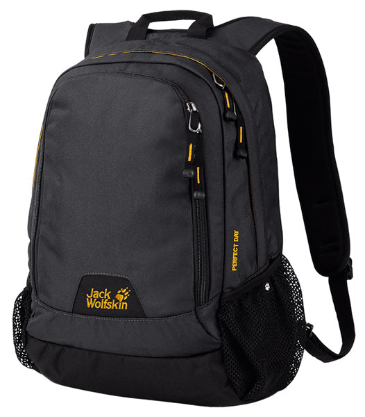 Рюкзак Jack Wolfskin Perfect Day, цвет: черный. 24040-63524040-635 Рюкзак Jack Wolfskin Perfect Day, цвет: черный. 24040-63524040-63522-литровый спортивный классический городской рюкзак ограничен самым необходимым. Он подходит не только для коротких прогулок, но и для работы или учебы. В основном отделении, широко открывающимся по кругу, разместятся документы формата А4 и книги, а мелкие предметы от флеш-карты до ручки удобно разложить в переднем кармане. По бокам расположены 2 сетчатых кармана.