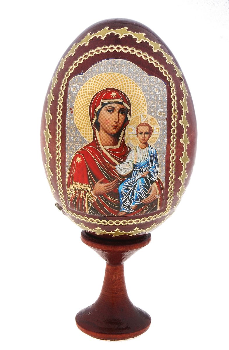 Яйцо декоративное Sima-land Смоленская, на подставке, высота 9,5 см717151 Яйцо декоративное Sima-land Смоленская, на подставке, высота 9,5 см717151Декоративное яйцо Sima-land Смоленская изготовлено из дерева с лаковым покрытием. Яйцо оформлено изображением иконы Божьей Матери Смоленская и золотыми узорами. Изделие располагается на деревянной подставке. Декоративное яйцо Sima-land Смоленская принесет в ваш дом ощущение торжества, душевного уюта и станет идеальным подарком на Пасху. Диаметр яйца: 4,5 см. Высота яйца: 6 см. Размер подставки: 3 см х 3 см х 3,5 см.