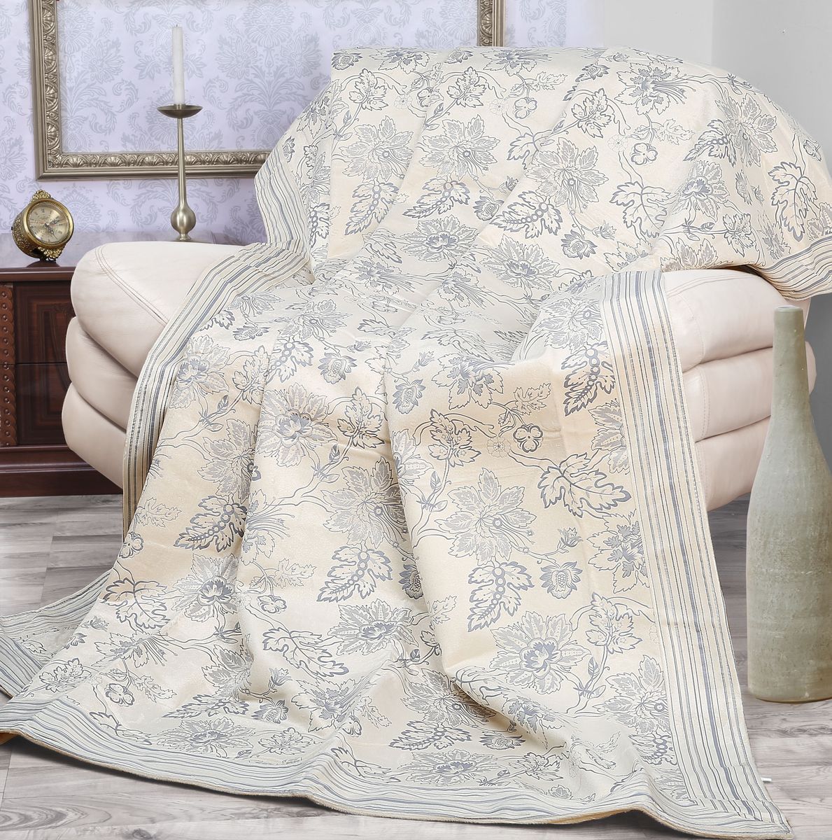 Покрывало Mona Liza Elite Camelia, цвет: бежевый, серый, 200 х 220 см530961/2 Покрывало Mona Liza Elite Camelia, цвет: бежевый, серый, 200 х 220 см530961/2Роскошное покрывало Mona Liza Elite Camelia из высококачественного полиэстера гармонично впишется в интерьер вашего дома и создаст атмосферу уюта и комфорта. Такое покрывало согреет в прохладную погоду и будет превосходно дополнять интерьер вашей спальни. Высочайшее качество материала гарантирует безопасность не только взрослых, но и самых маленьких членов семьи. Небольшой ворс придает покрывалу мягкость и оригинальность. Покрывало может подчеркнуть любой стиль интерьера, задать ему нужный тон - от игривого до ностальгического. Покрывало - это такой подарок, который будет всегда актуален, особенно для ваших родных и близких, ведь вы дарите им частичку своего тепла! Покрывала серии Mona Liza Elite выполнены из шенилловой ткани деворе - при выжигании части волокон образуется характерный рельефный рисунок.