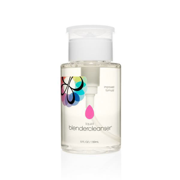 Beautyblender Очищающий гель для спонжа Blendercleanser (с дозатором), 150 мл1028 Beautyblender Очищающий гель для спонжа Blendercleanser (с дозатором), 150 мл1028Гигиена - важнейшая часть ритуала красоты и ухода за кожей. Загрязнения с кожи попадают на спонжи и кисти, которыми вы наносите макияж, поэтому важно регулярно очищать их. Для этой цели был разработан гель Blendercleanser - идеальная пара к вашему спонжу Beautyblener. Гель для очистки Blendercleancer эффективно дезинфицирует и удаляет остатки косметических средств со спонжа. Не портит форму спонжа и сохраняет его цвет. Экономно расходуется и создает густую пену. Можно применять для чистки кистей для макияжа. Гель с легким ароматом лаванды не содержит искусственных красителей и веществ, которые могут раздражать кожу или повреждать спонж, что позволяет проводить процедуру очистки так часто, как это необходимо. Способ применения: намочите спонж Beautyblender (или кисть для макияжа). Нанесите немного геля Bleandecleanser, взбейте пену, нежно помассируйте и смойте. При необходимости повторите. Затем бережно отожмите лишнюю воду и поставьте спонж или кисть сушиться, не подвергая их слишком сильному тепловому воздействию.Объем: 150 мл.