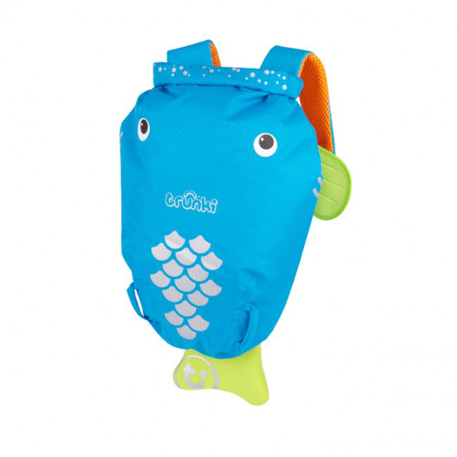 Детский рюкзак для бассейна и пляжа Trunki Рыба, цвет: голубой, оранжевый, салатовый, 7,5 л0082-GB01 Детский рюкзак для бассейна и пляжа Trunki Рыба, цвет: голубой, оранжевый, салатовый, 7,5 л0082-GB01Детский рюкзак для бассейна и пляжа Trunki Рыба - великолепный подарок для маленьких спортсменов и путешественников.Выполнен из прочного и водоотталкивающего материала в виде забавной рыбки голубого цвета с салатовыми плавниками. Рюкзак состоит из вместительного отделения, закрывающегося с помощью скрутки, которая также сохранит содержимое и защитит от проникновения воды. Благодаря широкой горловине рюкзака в него очень удобно складывать вещи.Конструкция спинки дополнена противоскользящей сеточкой и системой вентиляции для предотвращения запотевания спины ребенка. Мягкие широкие лямки позволяют легко и быстро отрегулировать рюкзак в соответствии с ростом. На правой лямке рюкзака предусмотрено специальное крепление Trunki grip, с помощью которого можно подвесить детские солнцезащитные очки. Рюкзак оснащен петлей для подвешивания. Также имеет светоотражающие элементы и карман в виде плавника, куда можно положить различные мелочи.Рюкзак Trunki Рыба прекрасно подойдет для походов в бассейн и на пляж, поездок, занятий спортом. Ребенку непременно понравится этот яркий стильный аксессуар, который станет для него постоянным спутником.Рекомендуемый возраст: от 3 лет.