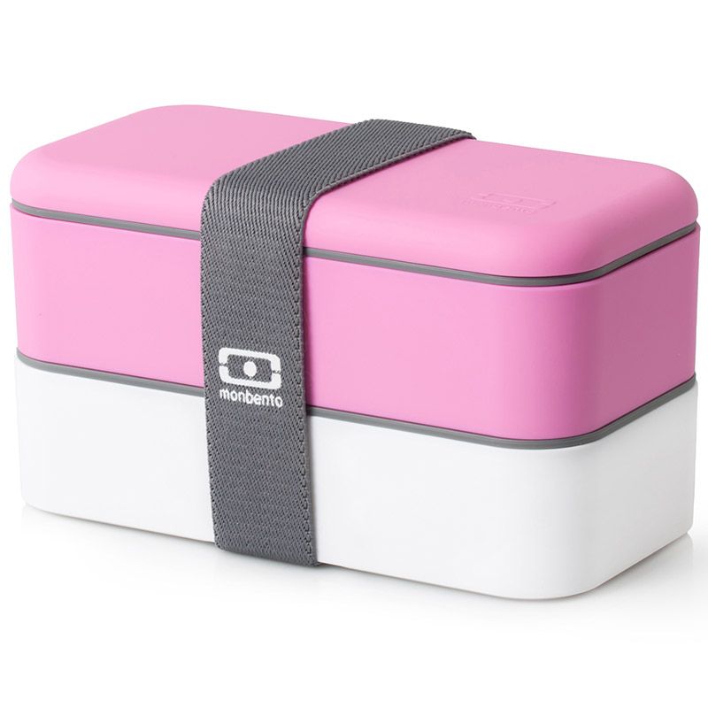 Ланчбокс Monbento Original, цвет: розовый, белый, 1 л1200 02 106 Ланчбокс Monbento Original, цвет: розовый, белый, 1 л1200 02 106Ланчбокс Monbento Original изготовлен из высококачественного пищевого пластика с приятным на ощупь прорезиненным покрытием soft-touch. Предназначен для хранения и переноски пищевых продуктов. Ланчбокс представляет собой два прямоугольных контейнера, в которых удобно хранить различные блюда. В комплекте также предусмотрена емкость для соуса, которая удобно помещается в одном из контейнеров. Контейнеры вакуумные, что позволяет продуктам дольше оставаться свежими и вкусными. Боксы дополнительно фиксируются друг над другом эластичным ремешком. Компактные размеры позволят хранить ланчбокс в любой сумке. Его удобно взять с собой на работу, отдых, в поездку. Теперь любимая домашняя еда всегда будет под рукой, а яркий дизайн поднимет настроение и подарит заряд позитива. Можно использовать в микроволновой печи и для хранения пищи в холодильнике, можно мыть в посудомоечной машине. В крышке каждого контейнера - специальная пробка, которую надо вытащить, если вы разогреваете еду. Объем одного контейнера: 0,5 л. Общий размер ланчбокса: 18 см х 9 см х 10,5 см. Размер контейнера: 18 см х 9 см х 4,5 см. Размер емкости для соуса: 8,5 см х 4,5 см х 3 см.Объем емкости для соуса: 0,1 л.