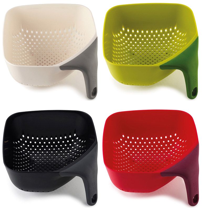 Дуршлаг Joseph Joseph Square Colander, цвет: красный, 20 х 20 см40060 Дуршлаг Joseph Joseph Square Colander, цвет: красный, 20 х 20 см40060Квадратный дуршлаг Joseph Joseph “Square Colander“ изготовлен из прочного пищевого пластика. Изделие имеет три удобные ножки для лучшей устойчивости, а также ручку эргономичной формы. Благодаря особой форме отверстий оттуда быстро выливается вся жидкость. Форма для дуршлага необычная, но это делает его уникальным предметом, который призван облегчить работу на кухне.Красивый и удобный дуршлаг Joseph Joseph “Square Colander“ станет достойным дополнением к вашим кухонным аксессуарам. Можно мыть в посудомоечной машине. Объем: 2,5 л.Размер: 20 см х 20 см х 11 см.