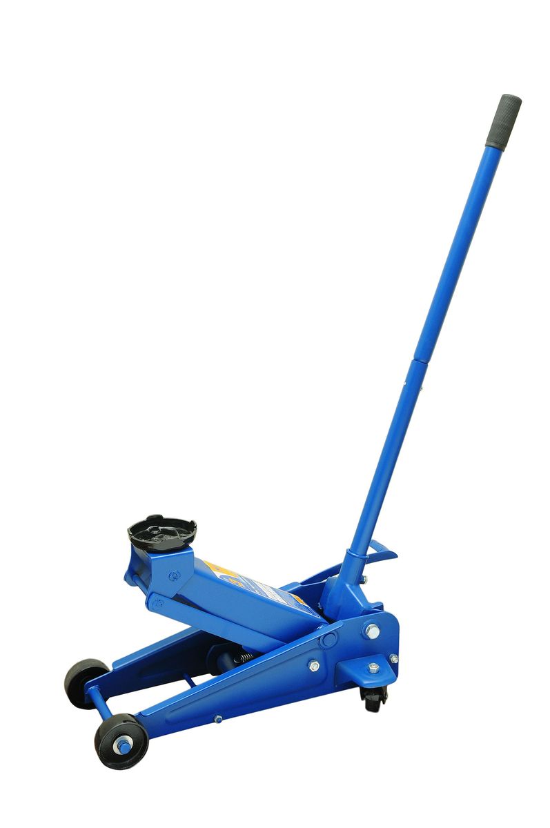 Домкрат подкатной KraftКТ 820004, с педалью, 3 тКТ 820004 Домкрат подкатной KraftКТ 820004, с педалью, 3 тКТ 820004Гидравлический подкатной домкрат Kraft предназначен для поднятия грузов. Отличается простотой обслуживания и надежностью в эксплуатации, позволяя осуществить плавный подъем груза и его точную остановку на заданной высоте при небольшом рабочем усилии. Технические характеристики:Грузоподъемность: 3 т.Высота подъема: 500 мм.Высота подхвата: 135 мм.Функциональные особенности:Высокая устойчивость.Предохранительный клапан.Удобная ручка.Морозостойкое масло (-45°C).Педаль для быстрого подъема.Комплектация:Подкатной гидравлический домкрат.Рукоятка домкрата.Педаль для быстрого подъема.Руководство по эксплуатации.