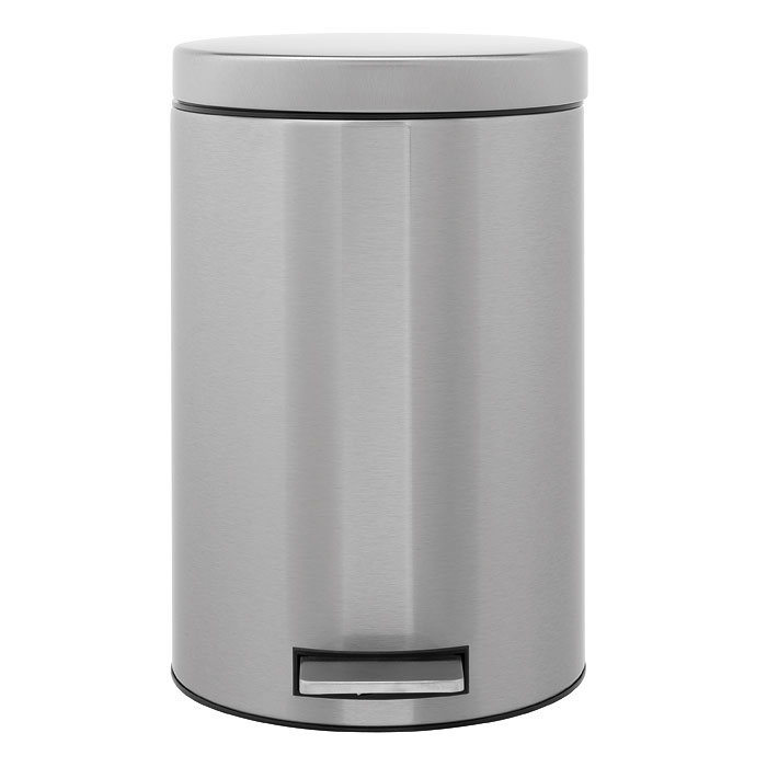 Ведро для мусора Brabantia, с педалью, 12 л. 288524-BR288524-BR Ведро для мусора Brabantia, с педалью, 12 л. 288524-BR288524-BRПедальный бак Brabantia на 12 л поистине универсален и идеально подходит для использования на кухне или в гостиной. Достаточно большой для того, чтобы вместить весь мусор, при этом достаточно компактный для того, чтобы аккуратно разместиться под рабочим столом. Мягкий ход педали и бесшумное открытие/закрытие крышки. Удобный в использовании – при открывании вручную крышка фиксируется в открытом положении, закрывается нажатием педали. Надежный педальный механизм, высококачественные коррозионно-стойкие материалы. Удобная очистка – прочное съемное внутреннее пластиковое ведро. Предохранение пола от повреждений – пластиковое защитное основание. Всегда опрятный вид – идеально подходящие по размеру мешки для мусора со стягивающей лентой (размер C). 10-летняя гарантия Brabantia.