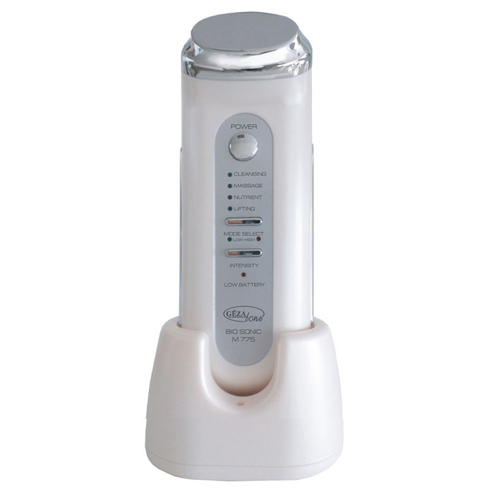 Gezatone Аппарат для лица Galvanic Beauty SPA m7751301076 Gezatone Аппарат для лица Galvanic Beauty SPA m7751301076Косметический прибор Galvanic Beauty SPA m775 - это первый персональный косметологический аппарат по уходу за кожей, созданный согласно последним научным разработкам в области косметологии и перевернувший все прежние представления.С этим аппаратом вы получаете элитный косметический SPA-салон у Вас дома. Galvanic Beauty SPA m775 позволяет с максимальной эффективностью использовать специально разработанные для применения с ним косметические средства, доставляя действующие вещества именно в те участки кожи, которые в них более всего нуждаются. Данная модель обеспечивает инновационный уход, объединяющий медицинское восстановление и косметический уход за кожей по четырем основным функциям: очищение, массаж, лифтинг и питание. Очищающая функцияНачиная с 25-летнего возраста кожа женщин начинает стареть, а функция метаболизма начинает снижаться. Большое количество меланина и стареющих клеток, образующихся ежедневно, остаются в слое эпидермиса, приводя к изменению цвета лица. Galvanic Beauty SPA m775 может создать высокоэнергичные группы частиц, которые могут разрушить меланин и стареющие клетки в слое эпидермиса и быстро избавить от них кожу.Массажная функцияНедостаток влаги приводит к старению кожи, сухости и появлению морщин. Увлажнение необходимо для поддержания тонуса кожи и уменьшения морщин. Galvanic Beauty SPA m775 может электролизовать воду в коже с образованием ионов, а затем направлять ионы вглубь кожи благодаря отталкивающему эффекту однополярных ионов, что позволяет клеткам кожи хорошо впитывать воду и поддерживать влажность кожи в течение 24 часов.Функция лифтингаПотеря коллагена и ослабление соединительной ткани являются главными причинами появления глубоких морщин. Используя технологию клеточного резонанса, может стимулировать волокна верхнего слоя кожи постоянно вырабатывать коллаген в соответствии с дневной нормой для восстановления эластичности и следовательно избавления от глубоких морщин. Используя комбинации различных функций аппарата , вы продлеваете молодость кожи, избавляетесь от морщин и сохраняете кожу эластичной, упругой и подтянутой.Функция питанияНедостаток питания кожи приводит к ее старению. Поэтому необходимо обеспечить дополнительное питание вашей кожи каждый день. Для наилучшего проникновения в кожу питательных веществ необходимо преодолеть защитный барьер (гидролипидную мантию), что с успехом выполняет аппарат благодаря двойной функции ионизации и инфракрасного излучения. Galvanic Beauty SPA m775 может разложить косметическое питание на растворимые в воде ионы и направить их прямо в кожу. Это позволит клеткам кожи, особенно подкожной клетчатке, отвечающей за выработку коллагена, получать питание и продлевать жизнь кожи.