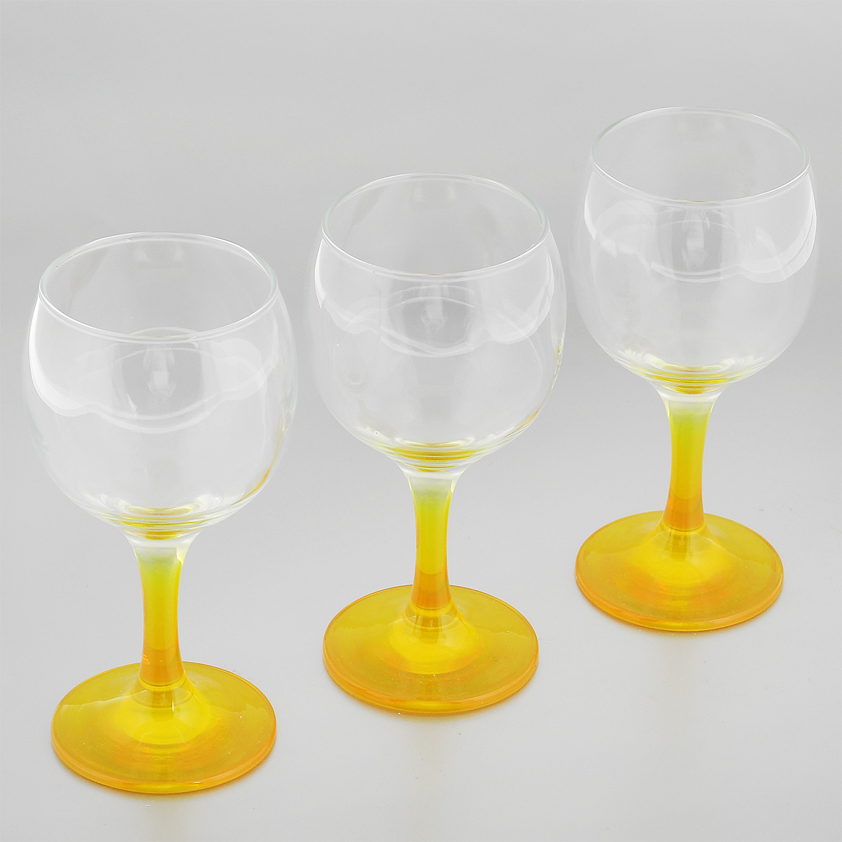 Набор фужеров Glass4you, цвет: желтый, 220 мл, 3 шт44412Y Набор фужеров Glass4you, цвет: желтый, 220 мл, 3 шт44412YНабор Glass4you состоит из трех фужеров, выполненных из прочного натрий-кальций-силикатного стекла. Изделия имеют тонкие высокие цветные ножки. Фужеры излучают приятный блеск и издают мелодичный звон. Предназначены для подачи вина. Набор фужеров Glass4you прекрасно оформит праздничный стол и станет хорошим подарком к любому случаю. Можно мыть в посудомоечной машине.Диаметр фужера (по верхнему краю): 6,6 см. Высота фужера: 14,5 см. Диаметр основания: 6,4 см.