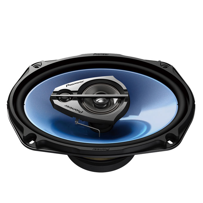 Pioneer TS-6939R колонки автомобильныеTS-6939R Pioneer TS-6939R колонки автомобильныеTS-6939RУлучшите звук в своем автомобиле с 3-х полосной коаксиальной акустикой Pioneer TS-6939R.В этих громкоговорителях, созданными в соответствии с концепцией дизайна Open & Smooth, вы можете найти открытый, более широкий диапазон звука , и все это благодаря более мягкому переходу между среднечастотными басами и твитером.Увеличенный диаметр провода и размер магнита увеличивает теплостойкость, что обеспечивает воспроизведение чистых и мощных басов.Конус обеспечивает улучшенные частотные характеристики среднего диапазона, добиваясь более точного воспроизведения звука даже если это резкие ударные полноценные басы.