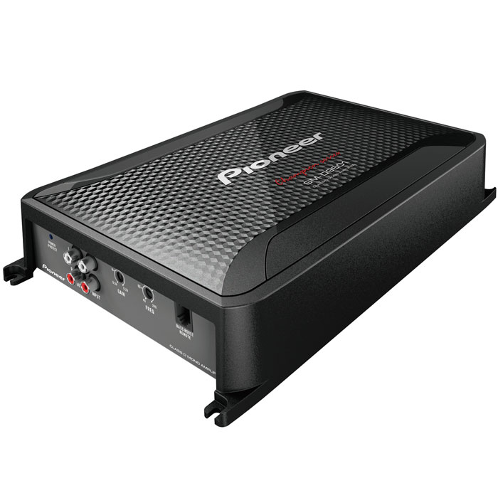 Pioneer GM-D9601 усилитель автомобильныйGM-D9601 Pioneer GM-D9601 усилитель автомобильныйGM-D9601Автомобильный усилитель Pioneer GM-D9601 класса D сочетает большую мощность и значительный КПД со способностью воспроизводить музыку по стандарту самого высокого качества. Наряду с реалистичным звуковоспроизведением, эта модель отличается оригинальным дизайном, надежной конструкцией и ультракомпактным шасси.Pioneer GM-D9601 сконструирован на усилителе класса D, что значительно повышает его КПД. Усилитель рассчитан на работу с нагрузкой до 1 Ом, для максимальных показателей по совместимости и мощности; он оснащается фильтрами как низких, так и высоких частот для точной настройки на работу с полнодиапазонными громкоговорителями или сабвуферами. Система усиления баса на Pioneer GM-D9601, регулируемая с пульта ДУ, позволяет пользователю увеличить отдачу на басах, не покидая водительского места (идеальный вариант для быстрой настройки звучания под определенный музыкальный жанр).В усилительном тракте имеется активная система защиты, которая отслеживает температуру цепей и автоматически подстраивает уровень входного сигнала, что увеличивает надежность работы устройства. Благодаря повышенному КПД габариты корпуса новых усилителей Pioneer в очередной раз снижены, что делает их более компактными и упрощает размещение в автомобиле. Блокирующиеся клеммы снижают риск отключения питающего напряжения и акустических систем.