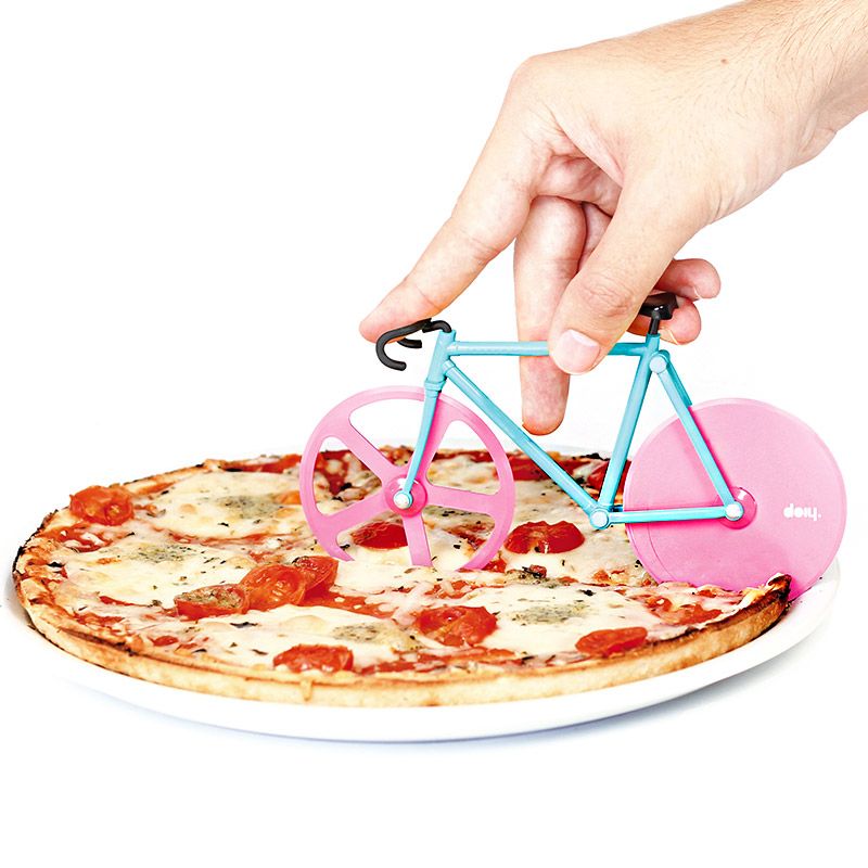 Нож для пиццы Doiy Fixie, цвет: мятный, розовыйDHFPCWM Нож для пиццы Doiy Fixie, цвет: мятный, розовыйDHFPCWMВелосипеды становятся все популярнее и их все чаще можно встретить вокруг. В том числе и в вашей пицце! Забавный нож с двойными лезвиями на месте колес поможет отрезать ровные куски, которые легко отделятся друг от друга. Так что теперь можете намекать друзьям Пойдем кататься на велосипеде, имея ввиду, конечно же, вечер с поеданием вкусной пиццы. Ммм!