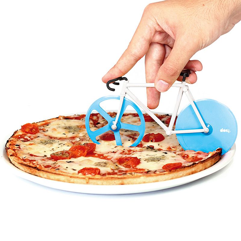 Нож для пиццы Doiy Fixie, цвет: голубой, белыйDYFIXIEAN Нож для пиццы Doiy Fixie, цвет: голубой, белыйDYFIXIEANВелосипеды становятся все популярнее и их все чаще можно встретить вокруг. В том числе и в вашей пицце! Забавный нож с двойными лезвиями на месте колес поможет отрезать ровные куски, которые легко отделятся друг от друга. Так что теперь можете намекать друзьям Пойдем кататься на велосипеде, имея ввиду, конечно же, вечер с поеданием вкусной пиццы. Ммм!