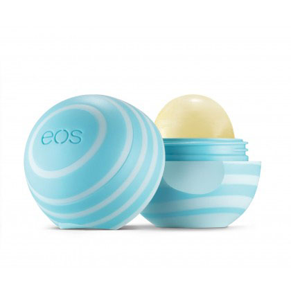 EOS Бальзам для губ Vanilla Mint, 7 г5023 EOS Бальзам для губ Vanilla Mint, 7 г5023EOS Бальзам для губ Vanilla Mint содержит экстракт плодов ванинли. Бальзам на 95% органический, на 100% натуральный, не содержит парабенов и петролатум. Содержит антиоксиданты богатые витамином Е, успокаивающие масло ши и масло жожоба, EOS сохранит ваши губы увлажненными, мягкими и сенсационно гладкими. Необычный привлекательный дизайн, приятный на ощупь, тонкий аромат ванили, любопытсво окружающих и Ваша улыбка - все это бальзам для губ EOS.
