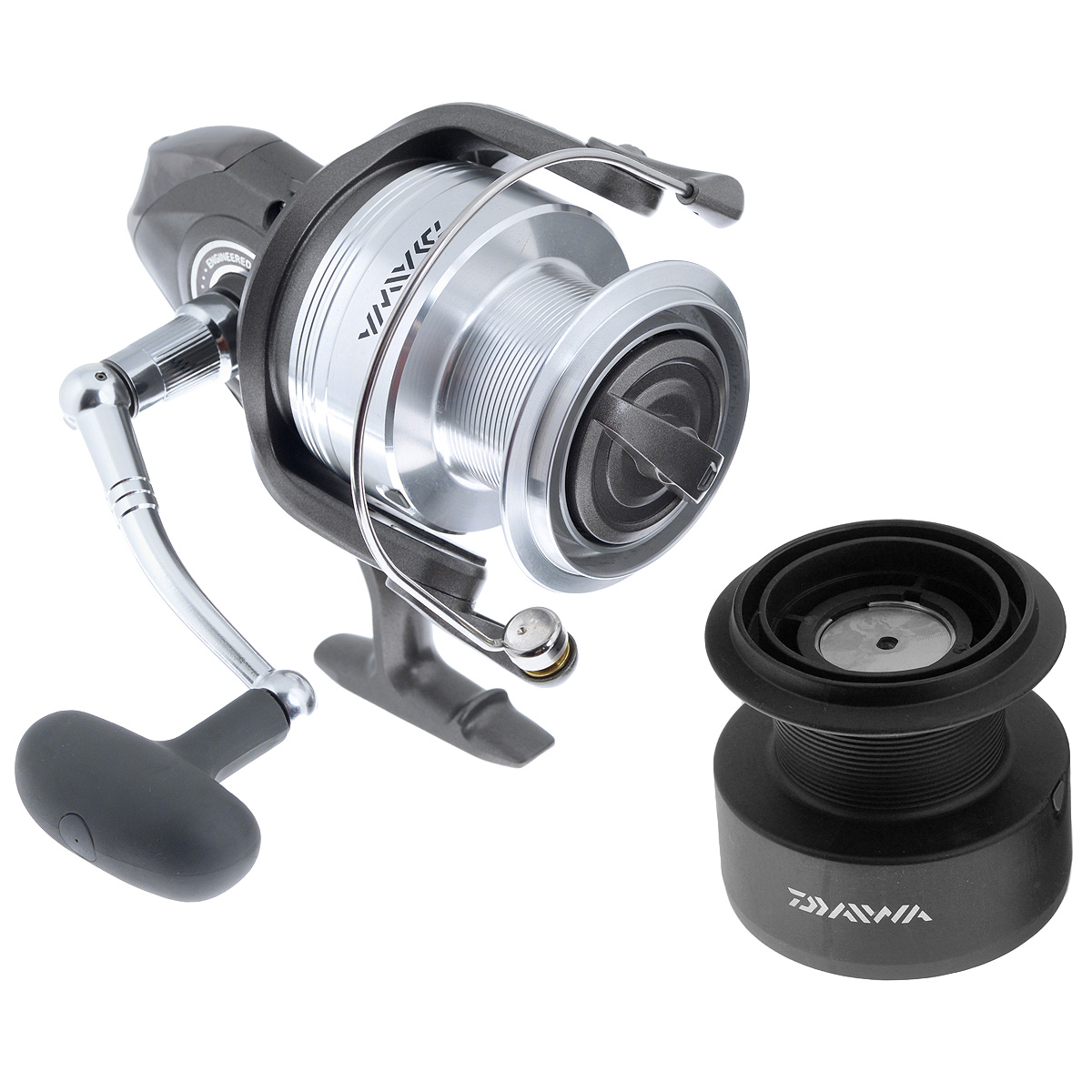 Катушка безынерционная Daiwa Opus E 6000 A, цвет: темно-серый46398 Катушка безынерционная Daiwa Opus E 6000 A, цвет: темно-серый46398Daiwa Opus E 6000 A - классическая катушка для ловли в Балтийском и Норвежском море.3 шарикоподшипников.Ведущая шестерня главной передачи.Балансировка вращения.Алюминиевая шпуля для дальнего заброса.Противозакручивающий ролик TWIST BUSTER.Бесконечный винт.Точеная алюминиевая ручка. Редуктор из нержавеющей стали.Долговечная возвратная пружина дужки.Вес катушки: 690 г.Емкость шпули: 0,45 мм - 270 м, 0,5 мм - 240 м, 0,55 мм - 200 м.Намотка за оборот ручки: 111,3 см.В комплект входит запасная пластиковая шпуля.