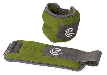 Утяжелители Lite Weights для рук и ног, цвет: зеленый, 2 шт х 0,5 кг5868WC Утяжелители Lite Weights для рук и ног, цвет: зеленый, 2 шт х 0,5 кг5868WCБезразмерные утяжелители Lite Weights легко фиксируются при помощи крепежного ремешка на липучке. Они изготовлены из нейлона и наполнены металлической стружкой. Идеальны в использовании при беге трусцой, занятиях аэробикой, оздоровительной гимнастикой и фитнесом. Мягкий материал надежно облегает, давая вместе с тем ощущение свободы рукам - у вас отпадает необходимость держать гантели или гири для создания усилий во время тренировок. Утяжелители имеют компактный размер и не займут много места при хранении и переноске. Удобный современный дизайн, приятное цветовое оформление и качество самих утяжелителей будут несомненно радовать вас во время тренировок! Вес каждого утяжелителя: 0,5 кг. Длина утяжелителя: 24 см.Ширина утяжелителя: 9 см.Толщина утяжелителя: 2,8 см.