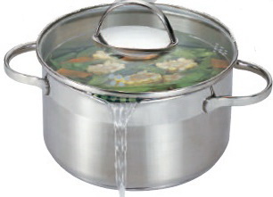 Кастрюля SSW с крышкой, 6,1 л421724 Кастрюля SSW с крышкой, 6,1 л421724Кастрюля SSW выполнена из высококачественной нержавеющей стали. Трехслойное капсульное дно обеспечивает отличную теплопроводность, быстрый нагрев, идеальное распределение и долгое сохранение тепла. Крышка, изготовленная из термостойкого стекла, снабжена паровыпускным клапаном и металлическим ободом для предотвращения сколов. Благодаря паровыпускному клапану пар равномерно покидает кастрюлю в процессе приготовления, исключая риск ожогов и избыточного давления внутри кастрюли. Внутренняя стенка кастрюли снабжена мерной шкалой, что позволяет использовать кастрюлю без дополнительных мерных емкостей. Кастрюля имеет отверстие для слива жидкости.Высококачественные материалы и технология изготовления позволяют кастрюле сохранить вкус и аромат приготовленных блюд натуральными, а также сэкономить электроэнергию за счет быстрого равномерного прогрева и сохранения тепла.Кастрюля подходит для мытья в посудомоечной машине. Подходит для использования на любых типах плит.