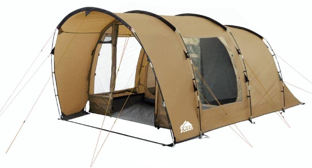 Палатка четырехместная TREK PLANET Calgary 4, цвет: песочный70246 Палатка четырехместная TREK PLANET Calgary 4, цвет: песочный70246Четырехместная двухслойная современная кемпинговая палатка TREK PLANET Calgary 4 с вместительным тамбуром с пришитым к нему полом, позволяющим с максимальным комфортом расположиться внутри всей семьей или небольшой компании отдыхающих. Благодаря москитным сеткам на обеих входах в тамбур в полный размер двери и трем большим обзорным окнам, достигается отличная вентиляция и превосходный обзор из палатки.Особенности:Удачная оригинальная П-образная конструкция, увеличивающая внутренний объем палатки,Тент палатки из полиэстера с пропиткой PU надежно защищает от дождя и ветра,Все швы проклеены,Большое и высокое внутреннее помещение с двумя входами, где свободно размещается кемпинговый стол и стулья на 4-5 человек,Москитные сетки на всех входах в тамбур в полный размер двери,Дно тамбура из армированного полиэтилена, пришито к внешнему тенту, что дает 100% защищу от ветра и дождя,Три больших обзорных окна со шторками в тамбуре,Оригинальный высокий козырек перед фронтальным входом в тамбур,Дуги из прочного стеклопластика,Внутренняя палатка из дышащего полиэстера, пристегивается на клипсах к внешнему тенту,Трехпозиционное вентиляционное окно в спальном отделении(закрыто, частично открыто, полностью открыто),Съемная разделительная перегородка в спальном отделении,Две удобные раздельные D-образные двери в каждое спальное отделение,Органайзер между дверьми в спальные отделения,Москитные сетки на на каждом входе во спальное отделение в полный размер двери,Внутренние карманы для мелочей во внутренней палатке,Возможность подвески фонаря в палатке,Для удобства транспортировки и хранения предусмотрен чехол из прочного полиэстера OXFORD, с двумя ручками и закрывающийся на застежку-молнию.