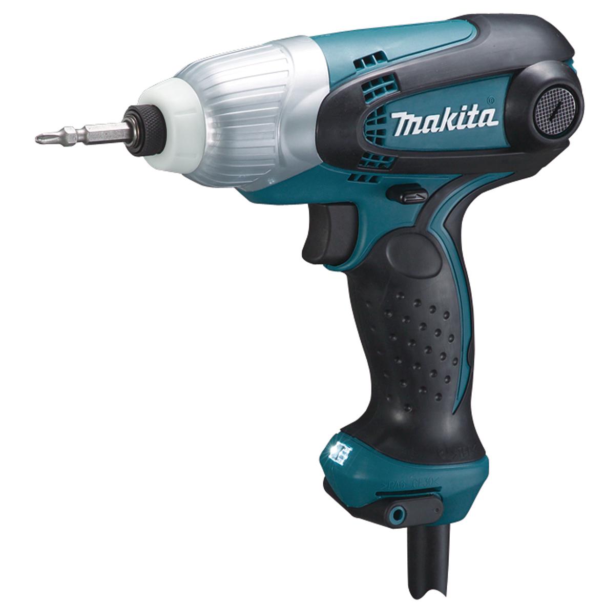 Ударный шуруповерт Makita TD0101FTd0101f Ударный шуруповерт Makita TD0101FTd0101fЛегкий и надежный шуруповерт последнего поколения Makita TD0101F предназначается для вкручивания и выкручивания винтов и шурупов. Стильный компактный дизайн инструмента обеспечивает наиболее комфортные условия работы и служит дополнительным привлекающим фактором. Основное отличие TD0101F от предыдущей модели состоит в наличии функции подсвечивания рабочей зоны светодиодным фонариком для использования инструмента в плохо освещенных местах. Это очень удобно при монтаже различной корпусной мебели и встроенных шкафов. К тому же у него имеется флюоресцентное кольцо на патроне, которое обеспечивает большую точность работы при ограниченном освещении. Прочный корпус модели очень устойчив к высоким температурам и механическим повреждениям, а двойная изоляция обеспечивает повышенную безопасность при эксплуатации. Ударный механизм изготовлен из литого алюминия, поэтому он очень стоек и выдерживает большие нагрузки. Отличный контроль над инструментом помогают поддерживать прорезиненные вставки на рукоятке и на корпусе, его удобно захватывать, и он случайно не выскользнет из рук. Оснащенный режимом обратного хода, шуруповерт Makita производит работы как по закручиванию, так и по выкручиванию шурупов. Он справляется даже с заржавевшими крепежами, которые сбивает или откручивает благодаря усиленному ударному режиму (3.200 уд/мин). Эта же опция обеспечивает глубокое и надежное затягивание шурупов. Расцепляющая муфта избавит оператора от резких неприятных рывков при завинчивании. Однако следует помнить, что у данной модели нет стопа. Шуруповерт Makita хорошо защищен от больших перегрузок системой вентиляционных отверстий, которые охлаждают самые нагревающиеся узлы и детали конструкции. В случае поломки можно легко вскрыть корпус для чистки щеток и проведения мелкого ремонта.