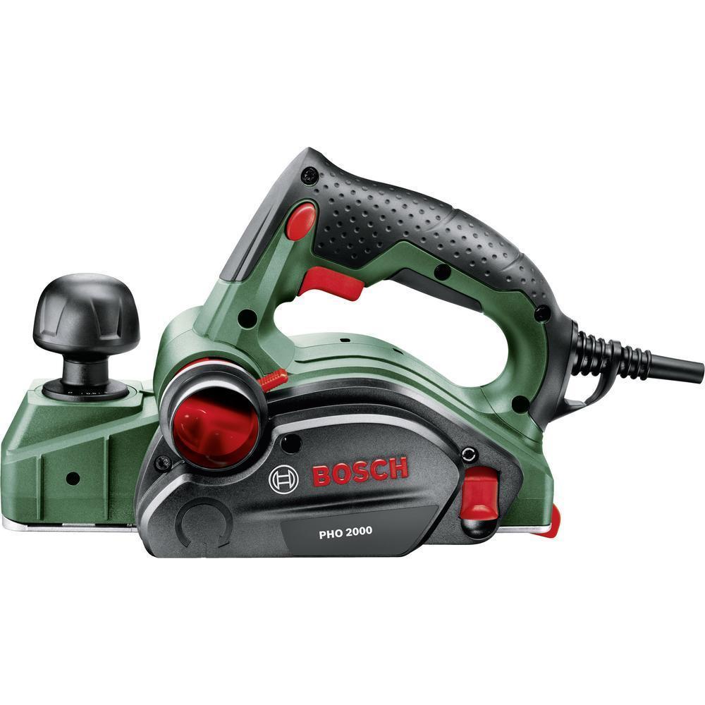Электрорубанок Bosch PHO 200006032A4120 Электрорубанок Bosch PHO 200006032A4120В ходе самых различных проектов домашние мастера все чаще выполняют строгальные работы. Bosch предлагает опытным умельцам компактный и мощный инструмент PHO 2000, с помощью которого они могут профессионально справиться с самыми сложными работами по строганию древесины. Благодаря запатентованной системе Woodrazor с высококачественными и быстро вращающимися твердосплавными ножами Вы добьетесь превосходных результатов обработки поверхностей. Вы не только получите чистую и аккуратную поверхность, но и сэкономите на длительных доводочных операциях.Электрорубанок PHO 2000 от Bosch оптимально подходит для изготовления ровных и чисто обработанных деревянных поверхностей. Благодаря трем встроенным V-образным пазам дополнительно можно очень просто скашивать кромки на заготовке. Хотите подогнать окно или дверь? Без проблем. Нужно обстрогать ригель стропильной фермы? С помощью высокопроизводительного электрорубанка теперь Вы легко справитесь даже с такими задачами. С помощью электрорубанка Bosch возможно нарезание пазов глубиной до 2,0 мм или легкое изготовление целых ступеней благодаря глубине выборки паза 8 мм и максимальной ширине строгания 82 мм. Кроме того, с помощью PHO 2000 можно снимать лакокрасочные покрытия и таким образом оптимально обрабатывать заготовки.Благодаря запатентованной системе ножей Bosch Woodrazor строгание с PHO 2000 станет быстрым и не потребует от Вас лишних усилий. Изготовить ровные поверхности или снять фаски еще никогда не было так просто. Кроме того, Вы можете быстро и легко менять ножи. Шестигранный ключ для замены ножей находится в специальном отделении рубанка. Выброс опилок возможен в обе стороны (в зависимости от рабочей ситуации). Для обеспечения оптимальной чистоты просто подсоедините пылесос или мешок для пыли. Входящий в комплект поставки парковочный башмак гарантирует надежную установку электрорубанка, без повреждения заготовки.Запатентованная система ножей обеспечивает быстрое строгание без лишних усилий.