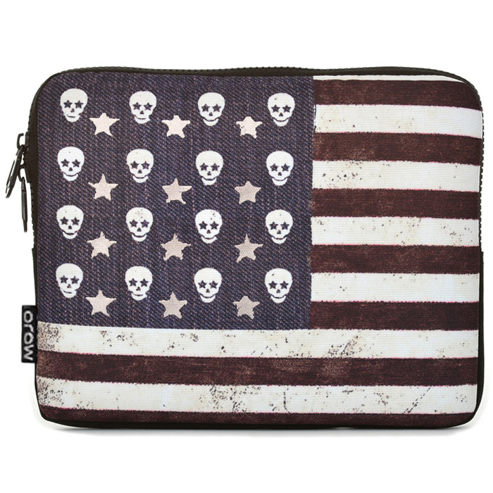 Чехол для iPad MOJO PAX Skull Flag, цвет: мультиKU9982982 Чехол для iPad MOJO PAX Skull Flag, цвет: мультиKU9982982Пусть и у планшета будет модный наряд с характером! Этот супер-чехол заметят все! Оригинальная трактовка излюбленной звездно-полосатой темы от Mojo: вместе с привычными звездочками — хулиганские черепа! Модная цветовая гамма и «эффект потертости» добавляют чехлу значительный элемент стиля хиппи. Теперь планшет не просто защищен от внешних повреждений, он — просто образец стиля!