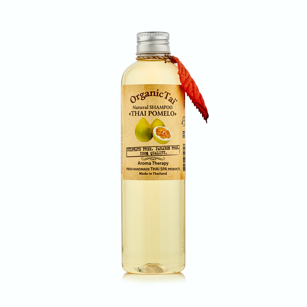 OrganicTai Натуральный шампунь для волос «ТАЙСКИЙ ПОМЕЛО» 260 мл8858816710727 OrganicTai Натуральный шампунь для волос «ТАЙСКИЙ ПОМЕЛО» 260 мл8858816710727Этот шампунь создан для жирных волос, для кожи головы, склонной к образованию перхоти. РУЧНАЯ РАБОТА. ТАЙСКИЙ СПА. АРОМАТЕРАПИЯ. Уникальная формула. Не содержит воду, консерванты парабены и синтетические пенящиеся вещества сульфаты (без SLS, SLES и др.). Натуральная моющая основа. Мягкая формула с органическими маслами и экстрактами ЖОЖОБА, ПОМЕЛО, АЛОЭ ВЕРА, ЗЕЛЕНОГО ЧАЯ, СЕМЯН ГРЕЙПФРУТА, ОГУРЦА, МОРСКИХ ВОДОРОСЛЕЙ И ПАНТЕНОЛОМ (ПРОВИТАМИН B5) делает этот шампунь идеальным при чувствительной коже, обеспечивает эффективное и бережное очищение. Цитрусовый фрукт ТАЙСКИЙ ПОМЕЛО богат витаминами А, С, антиоксидантами, железом, кальцием, фосфором, калием. ЭФИРНОЕ МАСЛО ТАЙСКОГО ПОМЕЛО обладает противогрибковыми и противомикробными свойствами, нормализует работу сальных желез, помогает избавиться от перхоти и от лишней жирности волос, является эффективным антидепрессантом, поднимает настроение и тонизирует. ЛАВАНДА смягчает и успокаивает раздраженную кожу, предотвращает выпадение волос. Постоянное применение шампуня позволит Вам забыть о перхоти навсегда. Натуральный состав подходит для ежедневного использования. Этот шампунь поразит Вас своей эффективностью, очарует притягательным ароматом, порадует экономичностью.