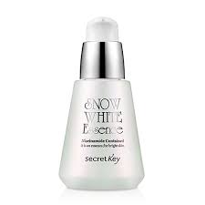 Secret Key Отбеливающая эссенция для лица Snow White Essence 30 гр94586 Secret Key Отбеливающая эссенция для лица Snow White Essence 30 гр94586Прекрасно сбалансированная формула увлажняет, питает, устраняет повреждение, улучшает общее состояние кожи. Линия содержит глутатион, экстракт жемчужного порошка, ниацинамид, экстракт конского каштана, гиалуроновая кислота, каллусный экстракт винограда, экстракт анютиных глазок, экстракт грейпфрута и т.д. Ниацинамид эффективно борется с пигментацией различного происхождения. Помогает коже вырабатывать собственные липиды и кожные церамиды, ускоряет синтез коллагена, защищает от негативного воздействия окружающей среды. Кожа становится светлее, мягче, приобретает эластичность. Ниацинамид регулирует выработку кожного жира, благодаря чему крем может использоваться как основа под макияж, и макияж в течение дня никуда не поплывет. Глутатион нормализует окислительно-восстановительный процесс в клетке, оказывая детоксицирующее и депигментируещее действие. Экстракт жемчуга помогает поддерживать уровень влаги и предотвращает ее сухость. Содержит натуральные вещества и минералы, уникально сочетающиеся между собой. Они способны содержать ее нежной, мягкой и эластичной. Предотвращает пигментацию кожи, замедляя развитие меланина, который контролирует пигменты цвета кожи. Жемчуг пости на 100% состоит из минеральных солей. Усиливает кровообращение, улучшает цвет лица и выравнивает ее рельеф.