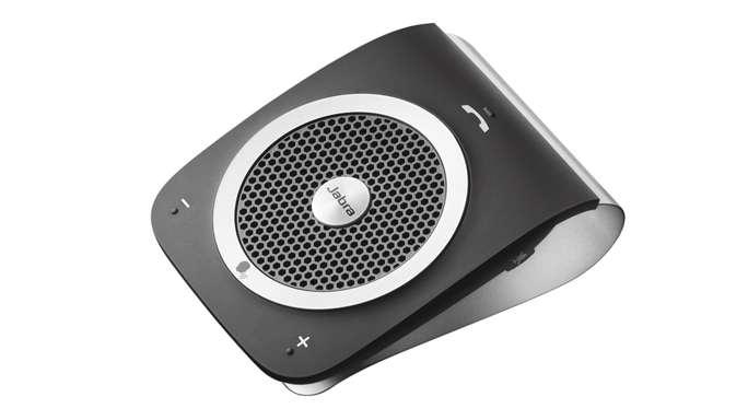 Jabra Tour2015050907504 Jabra Tour2015050907504Технология шумоподавления обеспечивает четкое звучание речи по телефону, без неприятного «эффекта спикерфона». Микрофон со звуком HD обеспечит отличную передачу каждого вашего слова. Разговариваете ли вы по телефону или слушаете музыку, мощный 3-ваттный динамик обеспечивает великолепное звучание.Попрощайтесь с объемными руководствами. Следуйте простым голосовым инструкциям о том, как следует выполнить сопряжение с мобильным телефоном. Jabra Tour информирует пользователя о низком заряде аккумулятора и называет имя звонящего. Держите руки на руле и совершайте звонки по телефону с помощью голосовых команд.В перерывах между разговорами по телефону Jabra Tour может осуществлять потоковую передачу музыки, инструкций GPS-навигатора и подкастов.