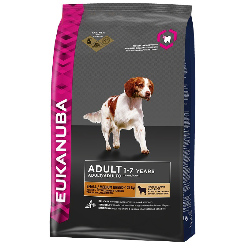 Корм сухой Eukanuba для взрослых собак мелких и средних пород, с ягненком и рисом, 12 кг81377704 Корм сухой Eukanuba для взрослых собак мелких и средних пород, с ягненком и рисом, 12 кг81377704Сухой корм Eukanuba является полноценным сбалансированным питанием на основе мяса ягненка для взрослых собак мелких и средних пород (весом до 25 кг) и возрастом от 1 до 7 лет. Подходит для собак, предпочитающих мясо ягненка. Для собак с чувствительными кожей и пищеварением. Не содержит искусственных красителей и ароматизаторов. Содержит разрешенные ЕС антиоксиданты (токоферолы). Корм Eukanuba заботится о здоровье вашего любимца.Особенности корма Eukanuba:- благодаря большому содержанию мяса ягненка содействует построению и сохранению мускулатуры для наилучшей физической формы;- важный антиоксидант поддерживает естественную защиту организма вашего питомца; - пребиотики и пульпа сахарной свеклы способствуют поддержанию здорового пищеварения путем обеспечения нормального функционирования кишечника;- оптимальное соотношение омега-6 и омега-3 жирных кислот помогает укреплять здоровье кожи и шерсти; - кальций способствует укреплению костей; - животные белки способствуют укреплению и поддержанию тонуса мышц; - 3D система защиты зубов снижает образование зубного камня в течение 28 дней, сокращает налет, поддерживает зубы крепкими.Сухой корм Eukanuba содержит только натуральные компоненты, которые необходимы для полноценного и здорового питания домашних животных. Корма от фирмы Eukanuba положительно зарекомендовали себя на российском рынке еще и потому, что они не содержат никаких красителей и ароматизаторов, а сбалансированное содержание всех необходимых витаминов и минералов избавляет вас от необходимости давать вашему любимцу дополнительные добавки к пище.Состав: сублимированное мясо курицы и индейки, мясо ягненка 14%, рис 14%, кукуруза, сорго, ячмень, сухое цельное яйцо, животный жир, сушеная свекольная масса 2,6%, гидролизат белка животного происхождения, рыбная мука, сухие пивные дрожжи, рыбий жир, хлорид калия, поваренная соль, гексаметафосфат натрия, фруктоолигосахариды 0,26%, карбонат кальция.Пищевая ценность: протеин 24%, жир 15,5%, жирные кислоты Омега-6 2,21%, жирные кислоты Омега-3 0,26%, DHA 0,17%, влажность 8%, минералы 6,5%, клетчатка 2%, кальций 1,1%, фосфор 0,85%.Добавки на 1 кг: витамин А 41778 МЕ, витамин Д3 1386 МЕ, витамин Е232 мг, бета-каротин 4,6 мг, моногидрат основного карбоната кобальта 0,46 мг, пентагидрат сульфата меди 43 мг, йодид калия 3,1 мг, сульфат железа моногидрат 575 мг, моногидрат сульфата марганца 43 мг, оксид марганца 31 мг, оксид цинка 200 мг.Вес: 12 кг.Товар сертифицирован.