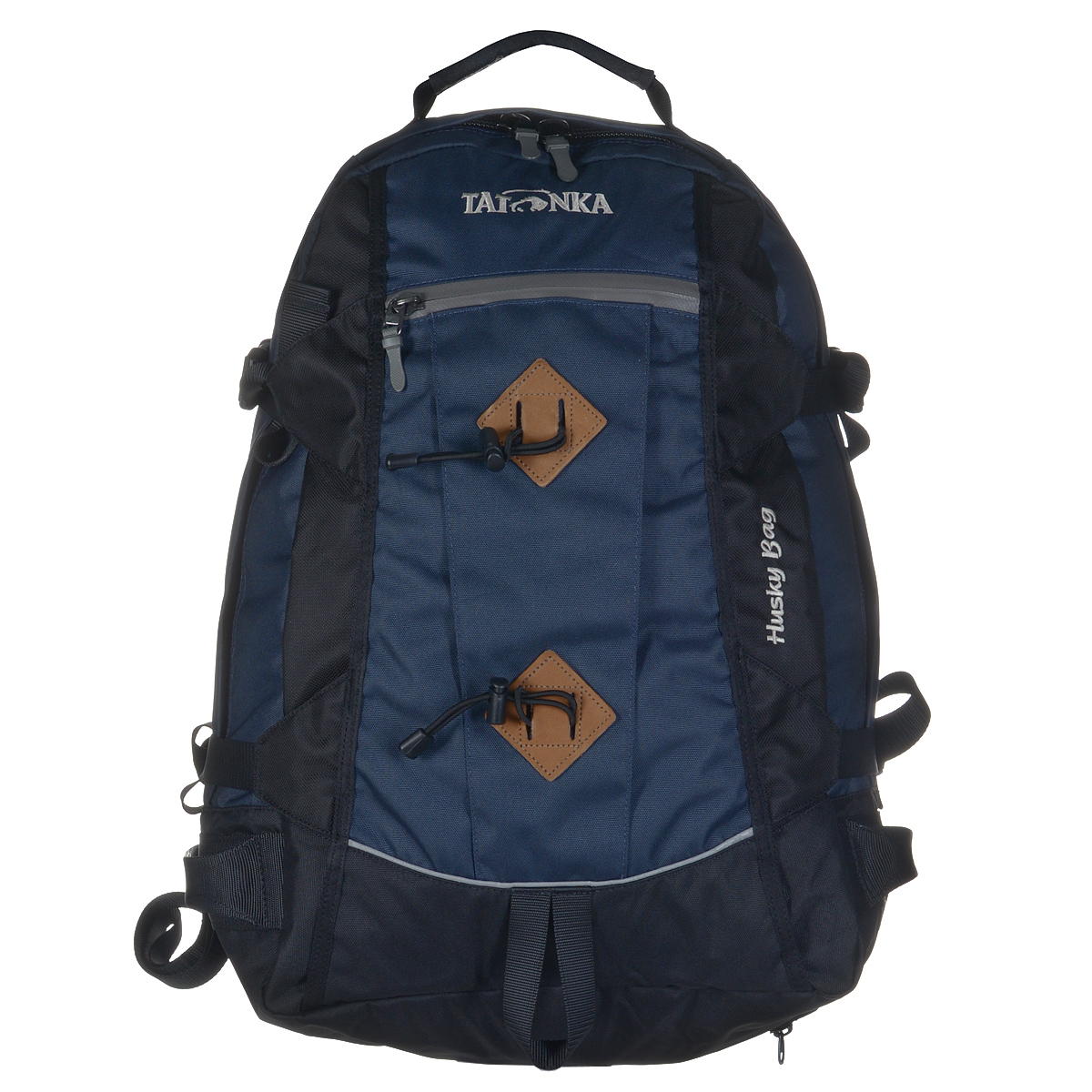 Рюкзак городской Tatonka Husky Bag с чехлом от дождя, цвет: синий, черный, 28 л. 1580.0041580.004 Рюкзак городской Tatonka Husky Bag с чехлом от дождя, цвет: синий, черный, 28 л. 1580.0041580.004Рюкзак Tatonka Husky Bag, изготовленный из высококачественного материала, имеет идеальные пропорции и богатое техническое оснащение, позволяющиеиспользовать его как горный, трекинговый или городской.Изделие имеет одно главное отделение, внутри которого имеются два кармана. Один карман оснащен держателем для ключей, второй карман на резинке.Рюкзак имеет мягкие регулируемые плечевые лямки и мягкий набедренный пояс с карманами на молнии. С помощью регулируемого нагрудного ремня рюкзак прочно будет прилегать к спине, а боковые стяжки утянут ваш рюкзак до нужного размера.Внешний карман имеет водонепроницаемую молнию. Специальная петля внизу рюкзака предназначена для палок или ледоруба.В комплекте - дождевой чехол яркого цвета. Материал: Textreme 6.6, ХексоТокс, СликТекс. Объем 28 л.Вес: 1,85 кг.