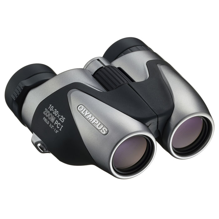 Olympus PCI Zoom 10-30x25 бинокль (с чехлом)17147 Olympus PCI Zoom 10-30x25 бинокль (с чехлом)17147Благодаря компактному дизайну, Olympus PCI Zoom 10-30x25 станет идеальным компаньоном для любителей путешествий. Многослойное покрытие линз гарантирует отличное качество изображения, а функция зума позволит приблизиться к наблюдаемому объекту. Призмы бинокля исполнены из специального стекла высочайшего качества Bak-4, что обеспечивает цветокорректную передачу изображений, а многослойное просветление линз гарантирует четкость и контраст наблюдаемых картинок. Это легкая компактная модель, идеально подходящая для наблюдений за быстродвижущимися объектами.Бинокль имеет набор всех необходимых функциональных особенностей: современный механизм центральной фокусировки – фокусировочный барабанчик позволит быстро подстроить фокус одновременно в обоих окулярах бинокля; регулируемое расстояние между половинками бинокля позволит подстроить прибор под индивидуальные особенности наблюдателя; возможность диоптрийной коррекции говорит о том, что людям, имеющим отклонения от норм зрения, будет комфортно вести наблюдения без очков.Olympus PCI Zoom 10-30x25 удобно лежит в руках, а мягкие резиновые вставки по бокам не дадут биноклю выскользнуть из влажных рук. Сам корпус изготовлен из прочного пластика, за счет чего бинокль имеет очень небольшой вес.
