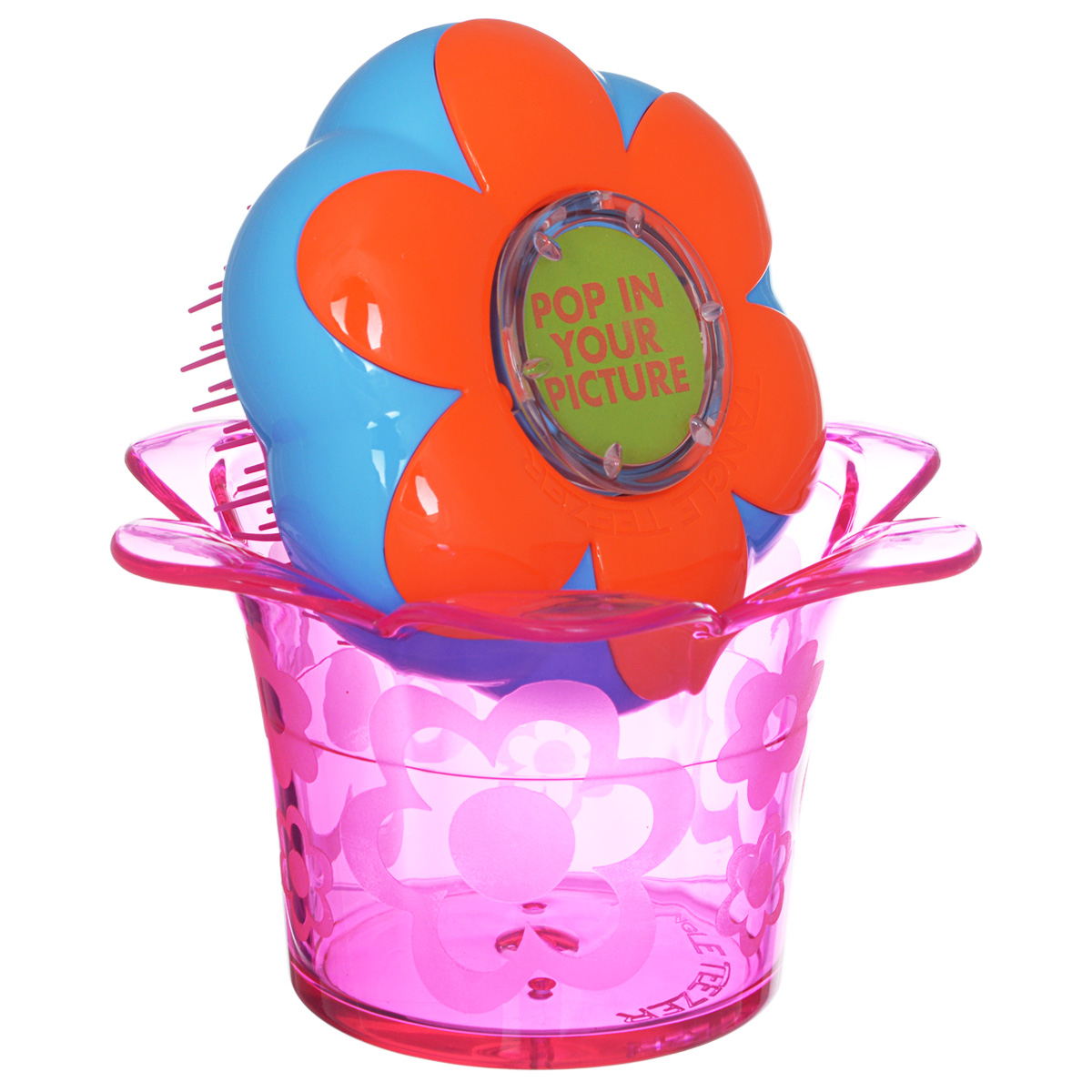 Tangle Teezer Расческа для волос Magic Flowerpot. Popping PurpleFP-PU-011212 Tangle Teezer Расческа для волос Magic Flowerpot. Popping PurpleFP-PU-011212Детская распутывающая чудо-расческа Tangle Teezer Magic Flowerpot. Popping Purple идеально подходит для всех типов волос. Оригинальная форма зубчиков обеспечивает двойное действие и позволяет быстро и безболезненно расчесать влажные и сухие волосы, не нарушая структуру детских волос. Подходит детям от 3-х лет. Благодаря эргономичному дизайну, расческу удобно держать в руках, не опасаясь выскальзывания. Расческа дополнена оригинальной подставкой, в которой можно хранить различные резиночки и заколочки.Товар сертифицирован.