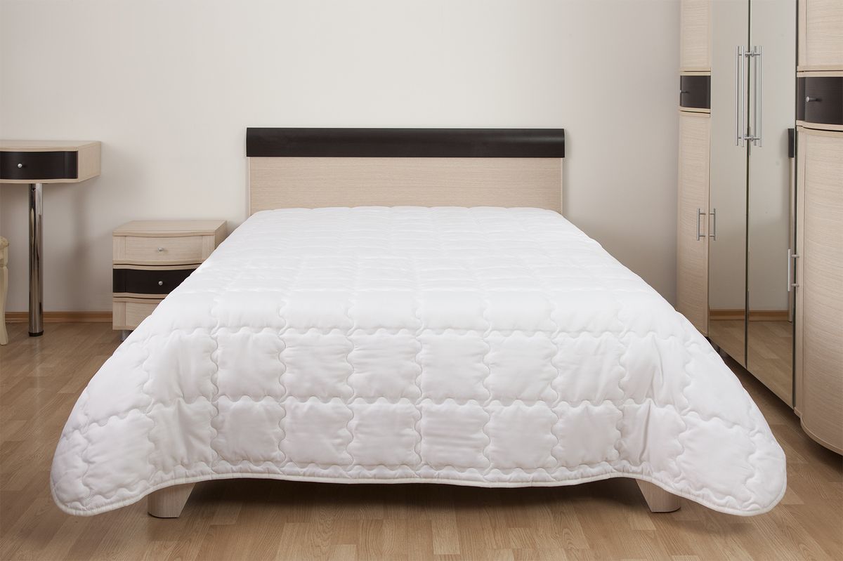 Одеяло Primavelle Nelia Light, 172 х 205 см226008701 Одеяло Primavelle Nelia Light, 172 х 205 см226008701Облегченное одеяло Primavelle Nelia Light подарит непревзойденные ощущения комфорта и легкости. Наполнитель одеяла - гипоаллергенный Экофайбер, не впитывающий пыль и запахи. Он прекрасно сохраняет форму и объем, не деформируется в процессе эксплуатации, хорошо переносит стирку, быстро сохнет. Одеяло Nelia Light - лучшее решение для теплых современных квартир. Оно одинаково хорошо подходит как взрослым, так и детям.Ухаживать за одеялом просто. Его можно стирать в обычной стиральной машине, на деликатном режиме, применяя щадящие моющие средства. Порадуйте себя и своих близких полезным и приятным подарком! Состав: - ткань: хлопковая ткань (80% хлопок, 20% полиэстер);- наполнитель: Экофайбер (100% полиэстер).