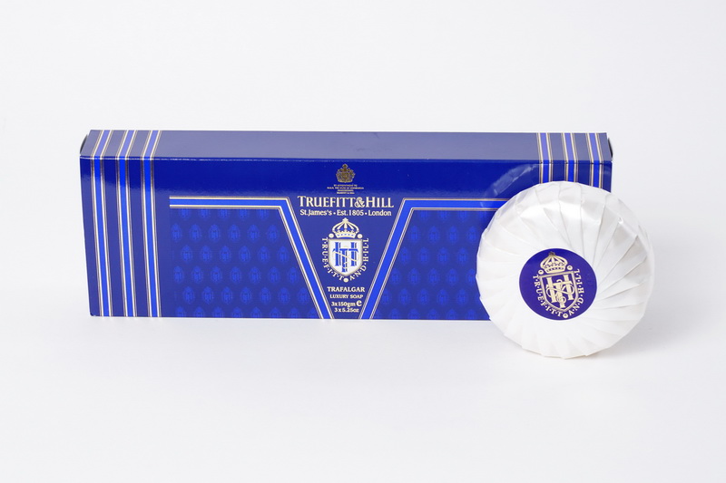 Truefitt&Hill Мыло для рук и тела (3 шт) Trafalgar Soap 3х15000022 Truefitt&Hill Мыло для рук и тела (3 шт) Trafalgar Soap 3х15000022Серия продуктов увековечивает героическое морское сражение 1805 года при мысе Трафальгар. Утончённый аромат удовлетворит потребности мужчин с изысканным вкусом! Лёгкий, чарующий и пленительный аромат раскрывает своё выдающееся наследие в нотках кедра и сандалового дерева с оттенками жасмина и пряностей. TRUEFITT&HILL Мыло для рук и тела (3 шт) Trafalgar Soap.Круглое мыло белого цвета. Основано на растительных компонентах , не сушит кожу, гарантирует деликатное очищение, Глицерин мгновенно увлажняет и смягчает кожу. Образует обильную пену со стойким любимым ароматом. Экономично в использовании.