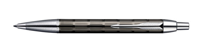 Parker Ручка шариковая IM Premium Twin ChiselledPARKER-S0908610 Parker Ручка шариковая IM Premium Twin ChiselledPARKER-S0908610Толщина стержня в комплекте: M (средняя).Цвет стержня в комплекте: Синий или черный.Механизм: Кнопочного действия.Корпус: Латунь, покрытие пушечная сталь.Отделка: Хромированные зона захвата, кнопка и клип, точечная гравировка.Цвет: Серебряный / темно-серый.Особенности: Стержень выдвигается путем нажатия на кнопку, расположенную на торце колпачка.Размеры: 13,95 х 1,41 см.Комплектация: Ручка со стержнем, подарочная коробка, руководство по эксплуатации с гарантийным талоном.Гарантия производителя: Два (2) года со дня покупки.