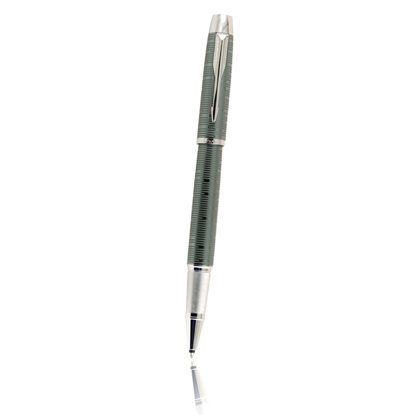 Parker Ручка-роллер IM Premium Emerald PearlPARKER-S1906735 Parker Ручка-роллер IM Premium Emerald PearlPARKER-S1906735Перьевая ручка Parker IM Premium Emerald Pearl – это пишущий инструмент, который будет удобен для письма, как правой рукой, так и левой. Корпус ручки изготовлен из анодированного алюминия, отделанный хромированными элементами и нанесенной по всей длине корпуса изумрудной гравировкой. Перо изготовлено из специальной легированной стали. На нем, а также кольце колпачка, выгравированы фирменные знаки компании. Клип изготовлен в форме стрелы, которая присутствует на логотипе бренда.Тип: Перьевая ручка со съемным колпачком.Перо: Легированная сталь.Отделка пера: Оригинальная гравировка, легированная сталь.Толщина пишущего узла: Тонкая (F).Цвет картриджа в комплекте: Синий (другие продаются отдельно).Корпус: анодированный алюминийОтделка: оригинальная гравировка имитирующая полоски легендарной модели Parker Vacumatic , отдельные детали дизайна - зеркальный хромРазмеры ручки: длина - 138 мм, максимальная ширина (диаметр) - 16,2 ммЦвет: Emerald Pearl CT (изумрудный перламутр/хром)Особенности: Снабжена двухканальной системой подачи и сбора чернил, заправляется чернильными картриджами, а также может быть заправлена чернилами из флакона при помощи стандартного поршневого конвертора или конвертора Parker De Luxe.Комплектация: Ручка, чернильный картридж, подарочная упаковка, транспортировочная упаковка, руководство по эксплуатации с гарантийным талоном.