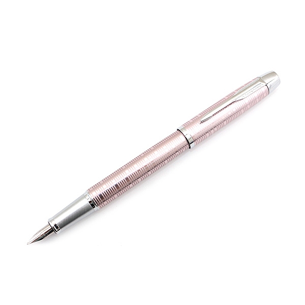 Parker Ручка перьевая IM Premium Pink PearlPARKER-S1906739 Parker Ручка перьевая IM Premium Pink PearlPARKER-S1906739Перьевая ручка Parker IM Premium Pink Pearl – это изысканное письменное изделие, корпус которого выполнен из анодированного алюминия и вскрыт лаком нежно-розового цвета. Хромированные элементы отделки добавляют нотки изящества ручки. Перо ручки изготовлено из специальной легированной стали. На пере и колпачке ручки присутствует фирменная гравировка. Клип колпачка выполнен также в фирменном стиле – в форме стрелы.Тип: Перьевая ручка со съемным колпачком.Перо: Легированная сталь.Отделка пера: Оригинальная гравировка, легированная сталь.Толщина пишущего узла: Тонкая (F).Цвет картриджа в комплекте: Синий (другие продаются отдельно).Корпус: Анодизированный алюминий.Отделка: Хромирование.Цвет: Розовый.Особенности: Снабжена двухканальной системой подачи и сбора чернил, заправляется чернильными картриджами, а также может быть заправлена чернилами из флакона при помощи стандартного поршневого конвертора или конвертора Parker De Luxe.Размеры: 15,3 х 1,52 см.Комплектация: Ручка, чернильный картридж, подарочная упаковка, транспортировочная упаковка, руководство по эксплуатации с гарантийным талоном.Гарантия производителя: Два (2) года со дня покупки.