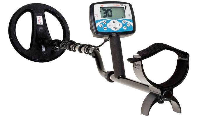 Металлоискатель Minelab X-Terra 705, катушка 10,5 М3706-0115 Металлоискатель Minelab X-Terra 705, катушка 10,5 М3706-0115Металлоискателем Minelab X-Terra 705 продуктивно пользуются начинающие кладоискатели и профессионалы.Он прост в освоении и при этом дает прекрасные показатели по глубине обнаружения и чувствительности на мелкие объекты. Настройки металлоискателя интуитивны и понятны. Сочетание прекрасной звуковой и визуальной дискриминации делают идентификацию объекта проще чем когда бы то не было. Металлодетектор X-Terra 705 может работать с поисковыми катушками трех разных частот 3кГц, 7,5кГц и 18,75 кГц.Конструкция металлоискателя проста и надежна. В сложенном состоянии он занимает очень мало места и прекрасно подходит для транспортировки как в автомобиле, так и в рюкзаке кладоискателя. Металлоискатель Minelab X-Terra обладает очень полезной особенностью, это один из немногих металлоискателей у которых процессорный блок легко отделяется от верхней штанги. Теперь вы всегда сможете транспортировать ее отдельно от остальных деталей металлоискателя и уберечь от превратностей дороги. Металлоискатель Minelab 705 очень легко и быстро собирается и разбирается. Смена поисковой катушки осуществляется также очень быстро.Подсветка дисплея:В отличие от предыдущих моделей металлоискателей этой серии в X Terra 705 реализована подсветка дисплея. Это очень важная особенность для тех кладоискателей, которые часто занимаются поисков в темное время суток. Теперь вы можете не отрываться от любимого занятия несмотря на освещенность. Единственный недостаток этой функции - быстрая разрядка элементов питания металлоискателя.Обработка сигнала:В металлоискателе Minelab X-Terra 705 используется цифровая обработка сигнала. Для обработки используется уникальная технология VFLEX, которая была изобретена и запатентована компанией Minelab. Благодаря новому и мощному микропроцессору сигнал от цели очищается от помех и обрабатывается. Новизна заключается в том, что в поисковой катушке металлоискателя также стоит микропроцессор, он отвечает за предварительную обработку сигнала и подает уже обработанный сигнал основному процессору для дальнейшей обработки.Отстройка от грунта:В процессе поиска минерализация грунта оказывает негативное влияние на обнаружение целей и чувствительность металлоискателя. Для стабилизации работы прибора необходимо исключить негативный фон грунта. Чем точнее вы произведете отстройку от негативного влияния грунта, тем более чувствительным будет ваш металлоискатель. При правильном балансе грунта увеличивается глубина обнаружения металлоискателя, увеличивается его чувствительность к мелким целям и снижается количество ложных срабатываний. В металлоискателе Minelab X-Terra 705 предусмотрена функция ручного и автоматического баланса грунта. В ручном режиме вы самостоятельно балансируете металлоискатель, выставляя точные значения отстройки для его стабильной работы. В автоматическом режиме металлоискатель все это делает за вас.Многочастотная технология: Металлоискатель Minelab X Terra 705 может одновременно работать только на одной частоте, но при подключении дополнительных поисковых катушек частота работы может меняться. К металлоискателю Minelab X-Terra 705 возможно подключить низкочастотные (3 кГц), среднечастотные (7,5 кГц) и высокочастотные (18,75 кГц). Низкие частоты глубже проникают в грунт, однако чувствительность на мелкие объекты (чешуя) снижается. Высокие частотыболее чуствительны к небольшим целям из цветных металлов, но не так глубоко проникают в землю. Конечно самым универсальным будет использование среднечастотной катушки, однако для конкретных целей и задач будет более продуктивным использование катушек других частот. Использование наушников: В металлоискателе Minelab X Terra 705 предусмотрен разъем для подключения наушников. Использовать наушники рекомендуется в очень шумных местах, при сильном ветре или наоборот, в местах, где поиск проводится скрытно. При использовании наушников вы не пропустите даже самый тихий сигнал, а время работы металлоискателя увеличивается, так как разряд батарей становится меньше из-за отключения внещнего динамика.Катушка (стандартная): 10.5 облегченная Double D (DD), водоустойчивая при 7.5 кГц или 18,75 кГцИндикатор глубины: 5 иконок указателя глубиныШкала дискриминации из 28 сегментовАудиотон: 1, 2, 3, 4 и Multi (28)Длина: 1220-1420 мм