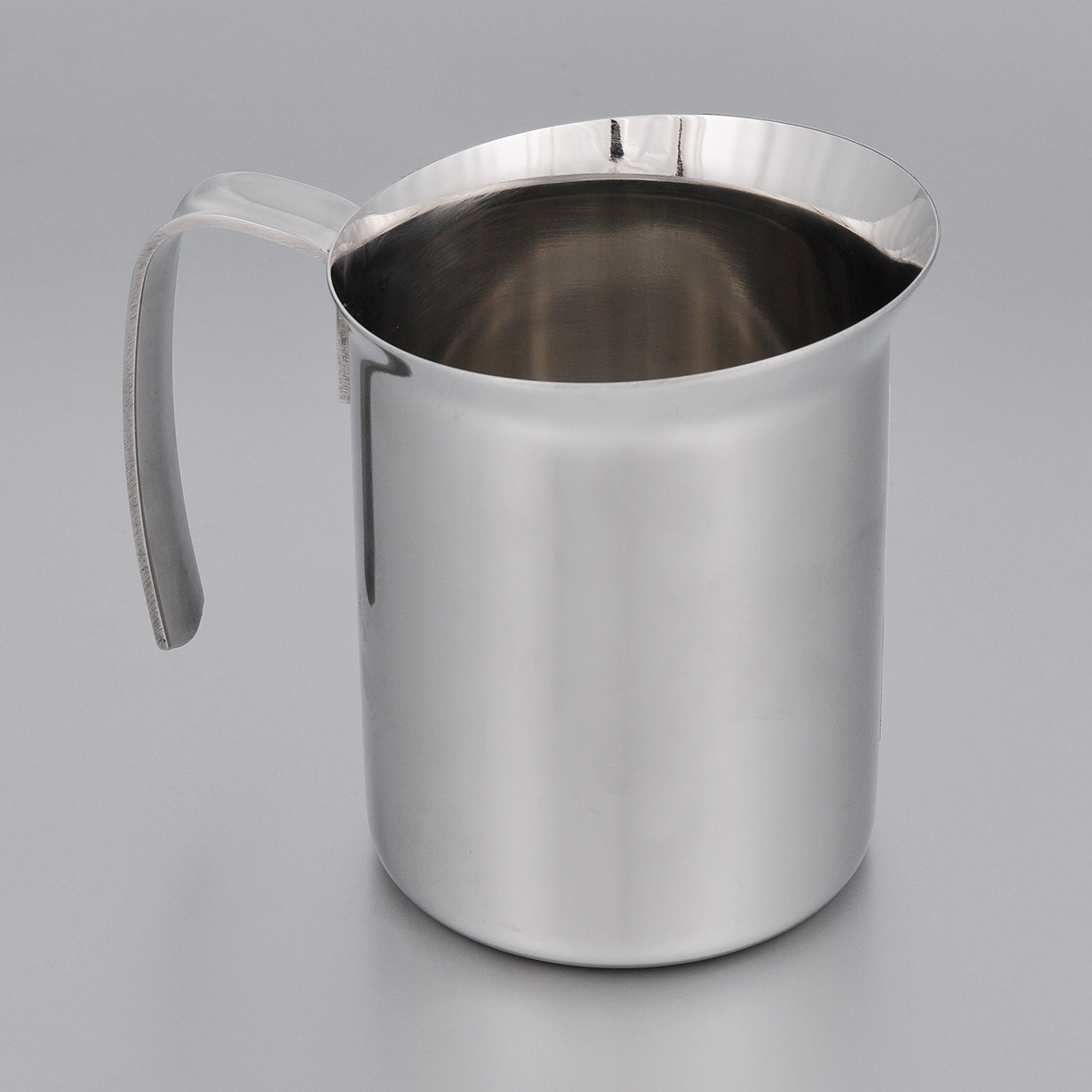 Кружка для взбивания молока Bialetti Elegance, 500 мл1803 Кружка для взбивания молока Bialetti Elegance, 500 мл1803Кружка для взбивания молока Bialetti Elegance изготовлена из высококачественной нержавеющей стали. Изделие оснащено ручкой и специальным носиком для удобного выливания жидкости. Зеркальная полировка придает посуде эстетичный вид.Можно использовать на газовых, электрических и стеклокерамических плитах.Объем: 500 мл. Диаметр по верхнему краю: 9 см.Диаметр дна: 8 см. Высота стенки: 10 см.