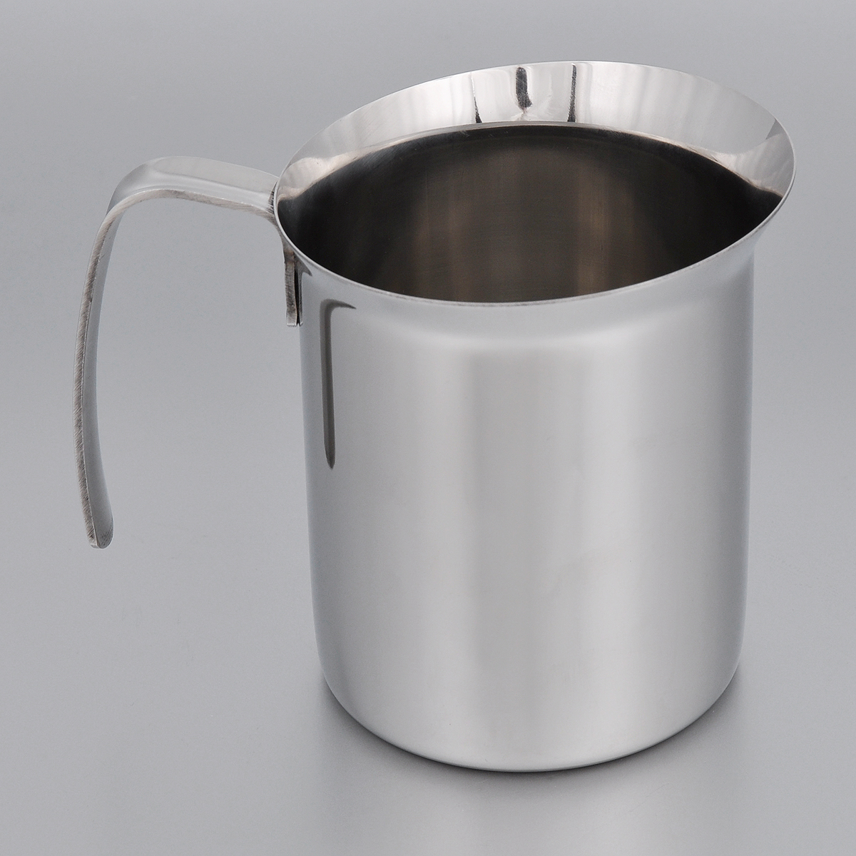 Кружка для взбивания молока Bialetti Elegance, 1 л1805 Кружка для взбивания молока Bialetti Elegance, 1 л1805Кружка для взбивания молока Bialetti Elegance изготовлена из высококачественной нержавеющей стали. Изделие оснащено ручкой и специальным носиком для удобного выливания жидкости. Зеркальная полировка придает посуде эстетичный вид.Можно использовать на газовых, электрических и стеклокерамических плитах.Объем: 1 л. Диаметр по верхнему краю: 12 см.Диаметр дна: 9,5 см. Высота стенки: 13 см.