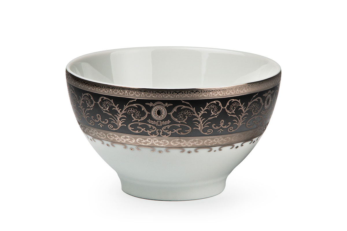 Салатник La Rose Des Sables Mimosa Prague Gris, диаметр 13 см533913 1743 Салатник La Rose Des Sables Mimosa Prague Gris, диаметр 13 см533913 1743Салатник La Rose Des Sables Mimosa Prague Gris - прекрасное дополнение праздничного стола. Изделие выполнено из высококачественного фарфора и украшено серебристой эмалью с изысканным орнаментом. Фарфор марки La Rose Des Sables изготавливается из уникальной белой глины, которая добывается во Франции, в знаменитой провинции Лимож. Особые свойства этой глины, открытые еще в 18 веке, позволяют создать удивительно тонкую, легкую и при этом прочную посуду. Лиможский фарфор известен по всему миру. Это символ утонченности, аристократизма и знак высокого вкуса. Продукция импортируется в европейские страны и производится под брендом La Rose des Sables, что в переводе означает Роза песков. Преимущества этого фарфора заключаются в устойчивости к сколам и трещинам, что возможно благодаря двойному термическому обжигу. Посуда имеет маркировку Pate de Limoges, подтверждающую, что сырье для ее изготовления добыто именно в провинции Лимож, а качество соответствует европейским стандартам. Производство расположено в Тунисе. Коллекции бренда La Rose Des Sables самые разнообразные, от изделий в лаконичном и современном дизайне - отличный выбор на каждый день, до роскошной посуды с позолотой - для особого случая и праздничной сервировки стола. Диаметр салатника (по верхнему краю): 13 см. Высота салатника: 7,5 см.