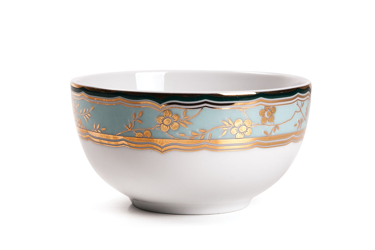 Салатник La Rose Des Sables Zen, диаметр 11 см613911 2130 Салатник La Rose Des Sables Zen, диаметр 11 см613911 2130Салатник La Rose Des Sables Zen - прекрасное дополнение праздничного стола. Изделие выполнено из высококачественного фарфора и украшено золотистой эмалью с изысканным цветочным орнаментом. Фарфор марки La Rose Des Sables изготавливается из уникальной белой глины, которая добывается во Франции, в знаменитой провинции Лимож. Особые свойства этой глины, открытые еще в 18 веке, позволяют создать удивительно тонкую, легкую и при этом прочную посуду. Лиможский фарфор известен по всему миру. Это символ утонченности, аристократизма и знак высокого вкуса. Продукция импортируется в европейские страны и производится под брендом La Rose des Sables, что в переводе означает Роза песков. Преимущества этого фарфора заключаются в устойчивости к сколам и трещинам, что возможно благодаря двойному термическому обжигу. Посуда имеет маркировку Pate de Limoges, подтверждающую, что сырье для ее изготовления добыто именно в провинции Лимож, а качество соответствует европейским стандартам. Производство расположено в Тунисе. Коллекции бренда La Rose Des Sables самые разнообразные, от изделий в лаконичном и современном дизайне - отличный выбор на каждый день, до роскошной посуды с позолотой - для особого случая и праздничной сервировки стола. Диаметр салатника (по верхнему краю): 11 см. Высота салатника: 6 см.