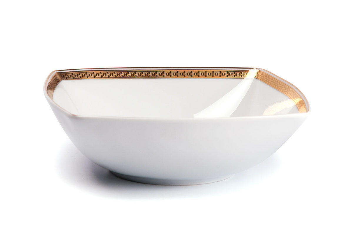 Салатник La Rose Des Sables Kyoto, 13 х 13 см714813 1555 Салатник La Rose Des Sables Kyoto, 13 х 13 см714813 1555Квадратный салатник La Rose Des Sables Kyoto - прекрасное дополнение праздничного стола. Изделие выполнено из высококачественного фарфора и украшено золотистой эмалью с изысканным орнаментом. Фарфор марки La Rose Des Sables изготавливается из уникальной белой глины, которая добывается во Франции, в знаменитой провинции Лимож. Особые свойства этой глины, открытые еще в 18 веке, позволяют создать удивительно тонкую, легкую и при этом прочную посуду. Лиможский фарфор известен по всему миру. Это символ утонченности, аристократизма и знак высокого вкуса. Продукция импортируется в европейские страны и производится под брендом La Rose des Sables, что в переводе означает Роза песков. Преимущества этого фарфора заключаются в устойчивости к сколам и трещинам, что возможно благодаря двойному термическому обжигу. Посуда имеет маркировку Pate de Limoges, подтверждающую, что сырье для ее изготовления добыто именно в провинции Лимож, а качество соответствует европейским стандартам. Производство расположено в Тунисе. Коллекции бренда La Rose Des Sables самые разнообразные, от изделий в лаконичном и современном дизайне - отличный выбор на каждый день, до роскошной посуды с позолотой - для особого случая и праздничной сервировки стола.
