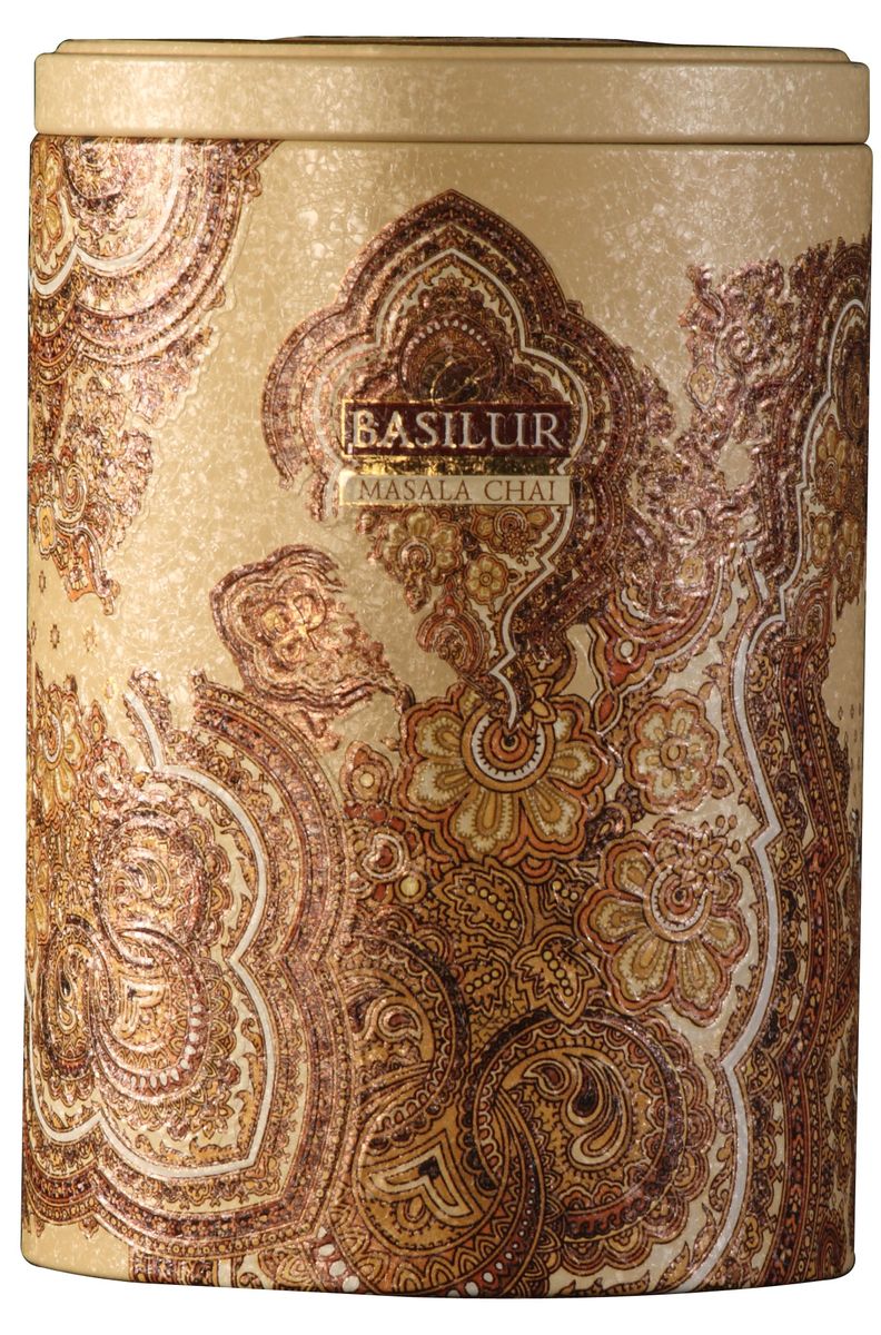 Basilur Masala Chai черный листовой чай, 100 г (жестяная банка)70265-00 Basilur Masala Chai черный листовой чай, 100 г (жестяная банка)70265-00Чёрный цейлонский байховый листовой чай Basilur Masala Chai с пряностями: кардамоном, гвоздикой, корицей, имбирем, мускатным орехом и перцем внесет приятную пряность в ваши будни!Традиционный индийский рецепт пряного черного чая познакомит вас с таинственным миром древнего Востока. Яркая упаковка с восточными узорами непременно украсит любое чаепитие, или же послужит прекрасным подарком к празднику. Рекомендуется пить с молоком.