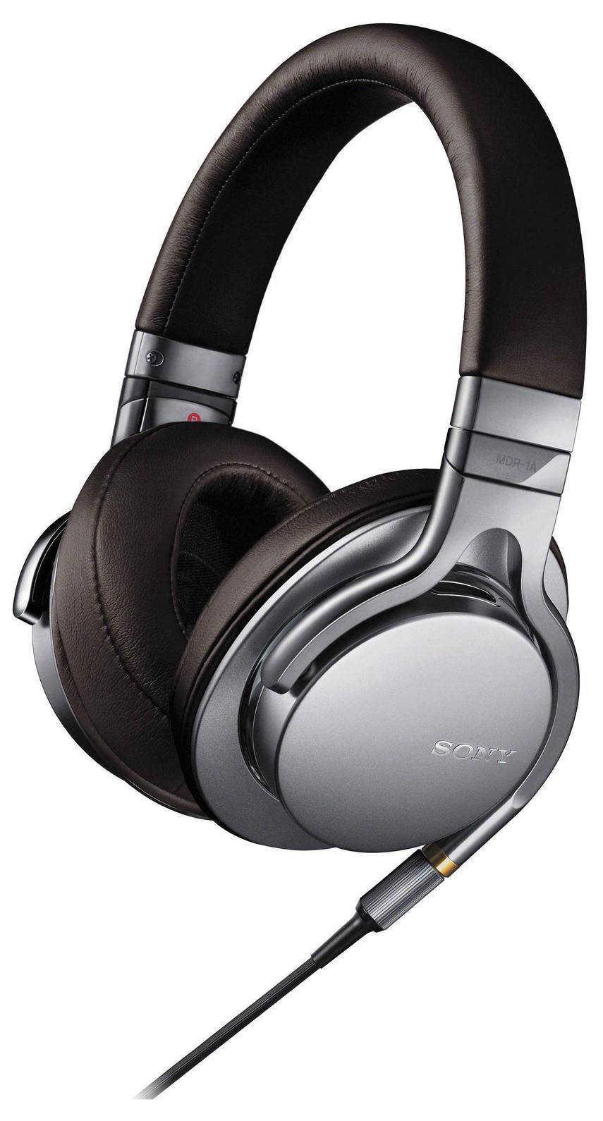 Sony MDR-1A, Silver наушникиMDR1AS.E Sony MDR-1A, Silver наушникиMDR1AS.EУслышьте музыку такой, какой она была создана, благодаря форматамаудио высокой четкости Пусть ваша музыкальная коллекциязазвучит по-новому с поддержкой форматов аудио высокой четкости.За счетпреобразования аналогового сигнала в цифровой с более высокимбитрейтом по сравнению с компакт-дисками,(24 бит/192 кГц, вместотрадиционных 16 бит/44,1 кГц) форматы аудио высокого разрешенияпозволяют максимально приблизить звучание записи к оригинальномустудийному звуку.Оригинальное звучание благодаря динамическимголовкам HDМощные динамики HD диаметром 40 мм с большимивентиляционными отверстиями воспроизводят пульсирующий,энергичный бас дажев самых сложных музыкальных записях.Легкая и прочная диафрагмаиз ЖК-полимерной пленки с алюминиевым напылением характеризуетсяочень коротким временем отклика,что обеспечивает насыщенность иестественность вокальных партий и частот среднего диапазона.Сделайте громче и слушайте музыку в максимальной детализации на всемдиапазоне