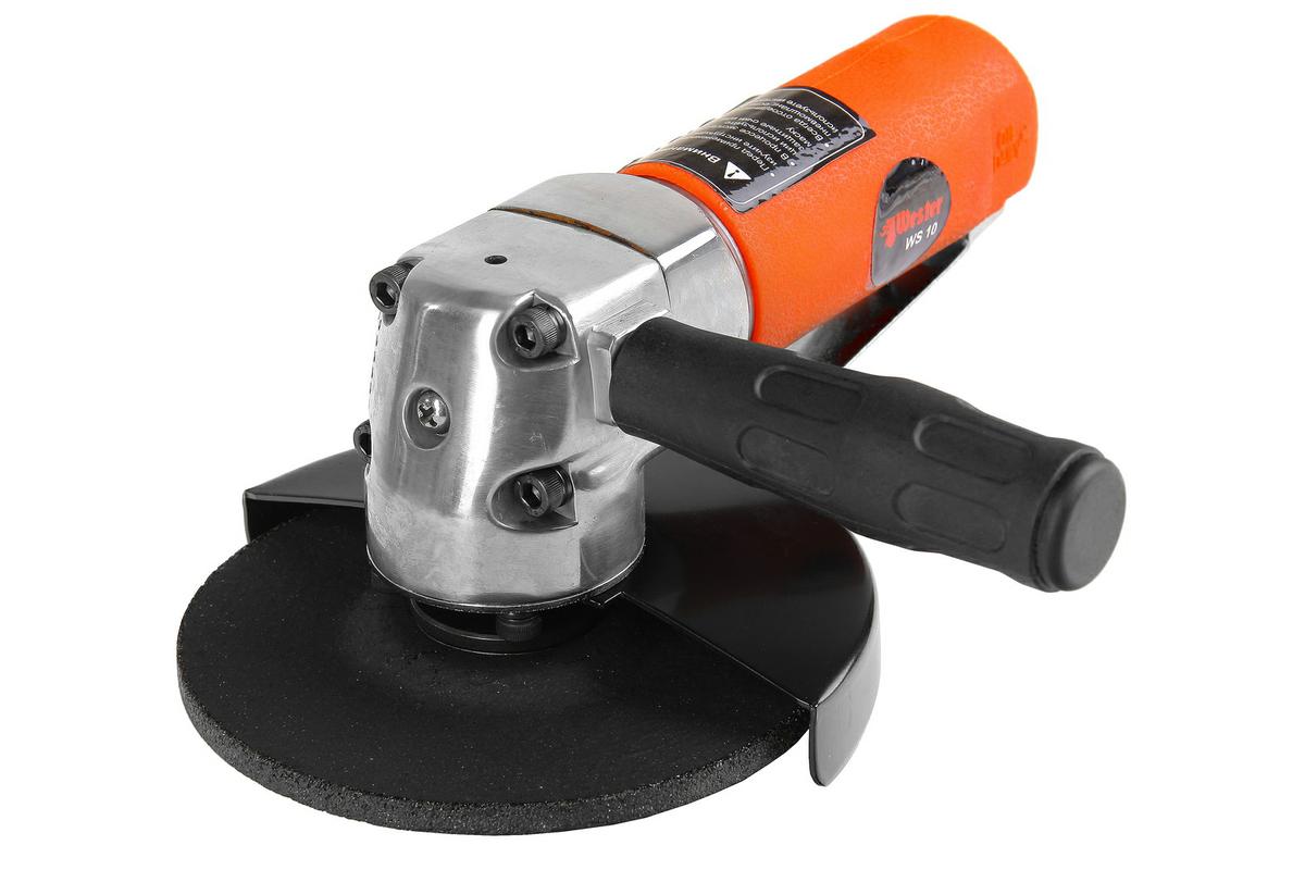 Машина углошлифовальная Wester WS-1075520 Машина углошлифовальная Wester WS-1075520Машина углошлифовальная Wester WS-10 используется для отрезных, зачистных и шлифовальных работ по металлу, керамике и камню. Рассчитана на интенсивный режим эксплуатации Преимущества: Эргономичный литой корпус обладает высокой теплопроводностью и надежно защищает внутренний механизм от повреждений, что увеличивает ресурс непрерывной работы и общий срок службыВозможность установки дисков стандарта 125*22 мм исключает сложности с поиском расходных материалов для УШМ Компактные размеры и малый вес существенно снижают утомляемость оператора, повышая производительность труда Антискользящее покрытие корпуса в сочетании с входящей в комплектацию дополнительной рукояткой обеспечивает надежное удержание инструмента в руках, делая работу максимально комфортной и безопасной Замена диска с помощью входящего в комплектацию ключа позволяет максимально надежно закрепить оснастку Защитный кожух с возможностью изменения его положения создаст дополнительную защиту при работе Комплектация: Маслёнка 15 мл, 1 шт. Евроадаптер 1/4”,1 шт. Шлифовальный диск 125 мм, 1 шт. Ключ для фланца 1 шт.Ключ рожковый 12 мм ,1 шт.Ключ торцевой 4 мм, 1 шт. Инструкция по эксплуатации 1 шт. Диаметр диска: 125 мм (5) Размер шпинделя: 22,2 мм Частота вращения холостого хода: 10000 об/мин Средний расход воздуха: 140 л/мин Рабочее давление: 6,5 бар Внутренний диаметр шланга (при длине до 8 м): 3/8 Масса: 1,3 кг Уровень шума: 83,7 дБ Уровень вибрации на рукоятке 1,44 м/с2