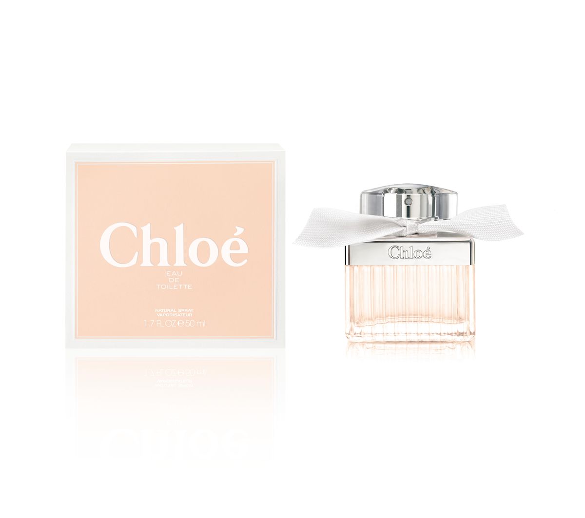 Chloe Signature Туалетная вода женская, 50 мл64990377000 Chloe Signature Туалетная вода женская, 50 мл64990377000Благоухающая, только что срезанная в саду роза, отражает свою невинность в туалетной воде Chloe. Она раскрывает новые грани с прикосновением свежести и легкости.Верхняя нота: Мандарин.Средняя нота: Роза, фрезия, арбуз.Шлейф: сандаловое дерево и ирис.Новое прочтение chloе аромат звучит воздушной магнолией, раскрывается нежным сердцем белой розы и завершается легкой мускусной дымкой.Дневной и вечерний аромат.