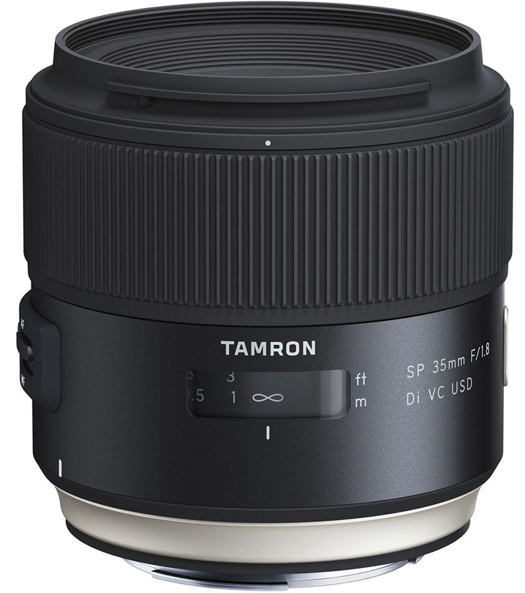 Tamron SP 35mm F/1.8 DI VC USD, Black объектив для CanonF012E Tamron SP 35mm F/1.8 DI VC USD, Black объектив для CanonF012EШирокоугольный объектив Tamron SP 35 мм, способный разрешать мультимегапиксельные матрицы (до 50Мпикс)современных цифровых фотоаппаратов.Для большей свободы при съемке механизм стабилизации изображения VC был тесно интегрирован соптическойи электронной конструкцией объектива. При разработке большое внимание было уделено сокращениюминимальной дистанции фокусировки. Ключевым элементом дизайнерской концепции стала эргономичность -контуры объективов тщательно выверены, объективы хорошо лежат в руке, и с ними удобно работать. Размерпереключателей увеличен, а их ход стал более плавным; особый шрифт повышает читаемость надписей.Объектив подходит как для камер с матрицей APS-C, где его можно использовать как стандартный, и дляполнокадровых камер, где его характеристики соответствуют широкоугольному.Из-за неравномерного распределения света на некоторых светосильных объективах возникает эффектвиньетирования или затемнения в углах. Однако в данном объективе даже при полном раскрытии диафрагмыобеспечивается сбалансированный и оптимальный уровень освещения по всей площади изображения.Благодаря достаточной освещенности в углах, для фотографов открываются новые возможности съемки сшироким раскрытием диафрагмы.Покрытия eBAND (Extended Bandwidth & Angular-Dependency) и BBAR (Broad-Band Anti-Reflection) обеспечиваютнадежную защиту от бликов. Они наносятся на поверхности элементов оптической системы, гарантируяоптимальное пропускание света. Внутренние отражения, вызывающие эффект ореола и блики, сводятся кабсолютному минимуму. Это позволяет получить кристально четкие изображения без артефактов. ПокрытиеeBAND с гибридной наноструктурой имеет чрезвычайно низкий индекс рефракции. В сочетании смногослойной технологией защиты от отражений это покрытие сводит к минимуму отражения падающего подуглом света. Подобного эффекта невозможно достичь одним только использованием антибликового покрытия.Для быстрой и тихой автоматической фокусировки используется кольцевой ультразвуковой мотор,обеспечивающий исключительную точность фокусировки, высокий момент и великолепную чувствительность.Поскольку момент вращения привода USD возникает за счет ультразвуковых вибраций, устройствопрактически не создает шума при работе. Более того, в любой момент автоматическую фокусировку можнопереопределить вручную без необходимости переключения между режимами автоматической и ручнойфокусировки.На фотообъективе используется фтористое покрытие, разработанное специально для промышленныхоптических систем. Нанесенное на переднюю линзу покрытие защищает от воды и маслянистых пятен, позволяябыстро и легко очищать объектив. Покрытие также увеличивает срок службы устройства.В комплект поставки входит современное программное обеспечение SILKYPIX Developer Studio 4.0,предлагающее широкие возможности корректировки различных аберраций (боковой цвет, искажения,относительная освещенность) с учетом оптических особенностей данного объектива. Сохранение снятыхизображений в формате RAW позволяет создавать более четкие и качественные снимки.