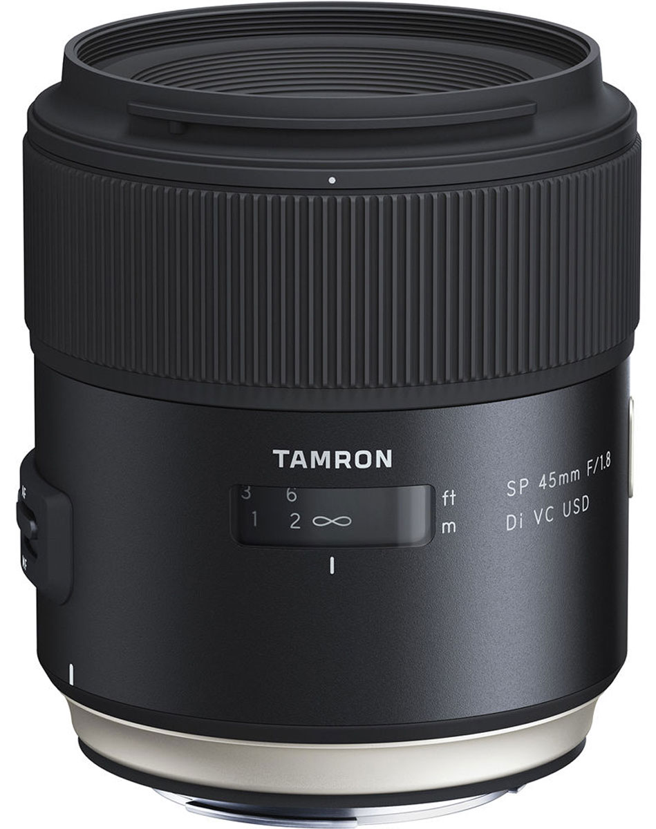 Tamron SP 45mm F/1.8 DI VC USD, Black объектив для CanonF013E Tamron SP 45mm F/1.8 DI VC USD, Black объектив для CanonF013EСтандартный светосильный объектив Tamron SP 45 для полнокадровых камер с механизмом VC открывает уникальные перспективы благодаря значительно уменьшенному минимальному расстоянию фокусировки. Для большей свободы при съемке механизм стабилизации изображения VC был тесно интегрирован с оптической и электронной конструкцией объектива. При разработке большое внимание было уделено сокращению минимальной дистанции фокусировки. Ключевым элементом дизайнерской концепции стала эргономичность — контуры объективов тщательно выверены, объективы хорошо лежат в руке, и с ними удобно работать. Размер переключателей увеличен, а их ход стал более плавным; особый шрифт повышает читаемость надписей.Два асферических элемента эффективно корректируют кривизну поля для создания идеальной плоскости изображения и эффективной компенсации сферических и хроматических аберраций. Это гарантирует равномерность распределения по всему полю изображения и точное рассеивание точки. Исключительное разрешение по всей площади изображения и коррекция сагиттального коматического ореола (один из видов аберрации, приводящий к возникновению размытостей, напоминающих хвост кометы).Стеклянный элемент LD и оптимально компенсирует хроматические аберрации, характерные для светосильных объективов и позволяет создавать кристально четкие изображения без цветного ореола.Диафрагма F/1,8 наиболее удобна с практической точки зрения и гарантирует исключительное качество изображения, короткое минимальное фокусное расстояние и эффективную стабилизацию изображения. Многократные испытания на протяжении всего производственного цикла позволили обеспечить высокое разрешение, так необходимое для полноформатных светосильных объективов, в сочетании с красивым эффектом размытого фона.Покрытия eBAND (Extended Bandwidth & Angular-Dependency) и BBAR (Broad-Band Anti-Reflection) обеспечивают надежную защиту от бликов. Они наносятся на поверхности критически важных элементов оптической системы, гарантируя оптимальное пропускание света. Внутренние отражения, вызывающие эффект ореола и блики, сводятся к абсолютному минимуму. Это позволяет получить кристально четкие изображения без артефактов. Покрытие eBAND с гибридной наноструктурой имеет чрезвычайно низкий индекс рефракции. В сочетании с многослойной технологией защиты от отражений это покрытие сводит к минимуму отражения падающего под углом света. Подобного эффекта невозможно достичь одним только использованием антибликового покрытия.Для быстрой и тихой автоматической фокусировки используется кольцевой ультразвуковой мотор, обеспечивающий исключительную точность фокусировки, высокий момент и великолепную чувствительность. Поскольку момент вращения привода USD возникает за счет ультразвуковых вибраций, устройство практически не создает шума при работе. Более того, в любой момент автоматическую фокусировку можно переопределить вручную без необходимости переключения между режимами автоматической и ручной фокусировки.В комплект поставки входит современное программное обеспечение SILKYPIX Developer Studio 4.0, предлагающее широкие возможности корректировки различных аберраций (боковой цвет, искажения, относительная освещенность) с учетом оптических особенностей данного объектива. Сохранение снятых изображений в формате RAW позволяет создавать более четкие и качественные снимки.