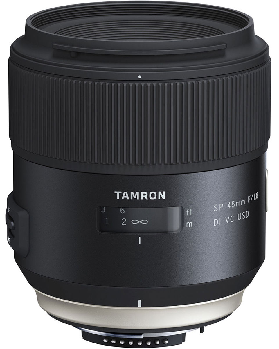 Tamron SP 45mm F/1.8 DI VC USD, Black объектив для NikonF013N Tamron SP 45mm F/1.8 DI VC USD, Black объектив для NikonF013NСтандартный светосильный объектив Tamron SP 45 для полнокадровых камер с механизмом VC открывает уникальные перспективы благодаря значительно уменьшенному минимальному расстоянию фокусировки. Для большей свободы при съемке механизм стабилизации изображения VC был тесно интегрирован с оптической и электронной конструкцией объектива. При разработке большое внимание было уделено сокращению минимальной дистанции фокусировки. Ключевым элементом дизайнерской концепции стала эргономичность - контуры объективов тщательно выверены, объективы хорошо лежат в руке, и с ними удобно работать. Размер переключателей увеличен, а их ход стал более плавным; особый шрифт повышает читаемость надписей.Два асферических элемента эффективно корректируют кривизну поля для создания идеальной плоскости изображения и эффективной компенсации сферических и хроматических аберраций. Это гарантирует равномерность распределения по всему полю изображения и точное рассеивание точки. Исключительное разрешение по всей площади изображения и коррекция сагиттального коматического ореола (один из видов аберрации, приводящий к возникновению размытостей, напоминающих хвост кометы).Стеклянный элемент LD и оптимально компенсирует хроматические аберрации, характерные для светосильных объективов и позволяет создавать кристально четкие изображения без цветного ореола.Диафрагма F/1,8 наиболее удобна с практической точки зрения и гарантирует исключительное качество изображения, короткое минимальное фокусное расстояние и эффективную стабилизацию изображения. Многократные испытания на протяжении всего производственного цикла позволили обеспечить высокое разрешение, так необходимое для полноформатных светосильных объективов, в сочетании с красивым эффектом размытого фона.Покрытия eBAND (Extended Bandwidth & Angular-Dependency) и BBAR (Broad-Band Anti-Reflection) обеспечивают надежную защиту от бликов. Они наносятся на поверхности критически важных элементов оптической системы, гарантируя оптимальное пропускание света. Внутренние отражения, вызывающие эффект ореола и блики, сводятся к абсолютному минимуму. Это позволяет получить кристально четкие изображения без артефактов. Покрытие eBAND с гибридной наноструктурой имеет чрезвычайно низкий индекс рефракции. В сочетании с многослойной технологией защиты от отражений это покрытие сводит к минимуму отражения падающего под углом света. Подобного эффекта невозможно достичь одним только использованием антибликового покрытия.Для быстрой и тихой автоматической фокусировки используется кольцевой ультразвуковой мотор, обеспечивающий исключительную точность фокусировки, высокий момент и великолепную чувствительность. Поскольку момент вращения привода USD возникает за счет ультразвуковых вибраций, устройство практически не создает шума при работе. Более того, в любой момент автоматическую фокусировку можно переопределить вручную без необходимости переключения между режимами автоматической и ручной фокусировки.В комплект поставки входит современное программное обеспечение SILKYPIX Developer Studio 4.0, предлагающее широкие возможности корректировки различных аберраций (боковой цвет, искажения, относительная освещенность) с учетом оптических особенностей данного объектива. Сохранение снятых изображений в формате RAW позволяет создавать более четкие и качественные снимки.